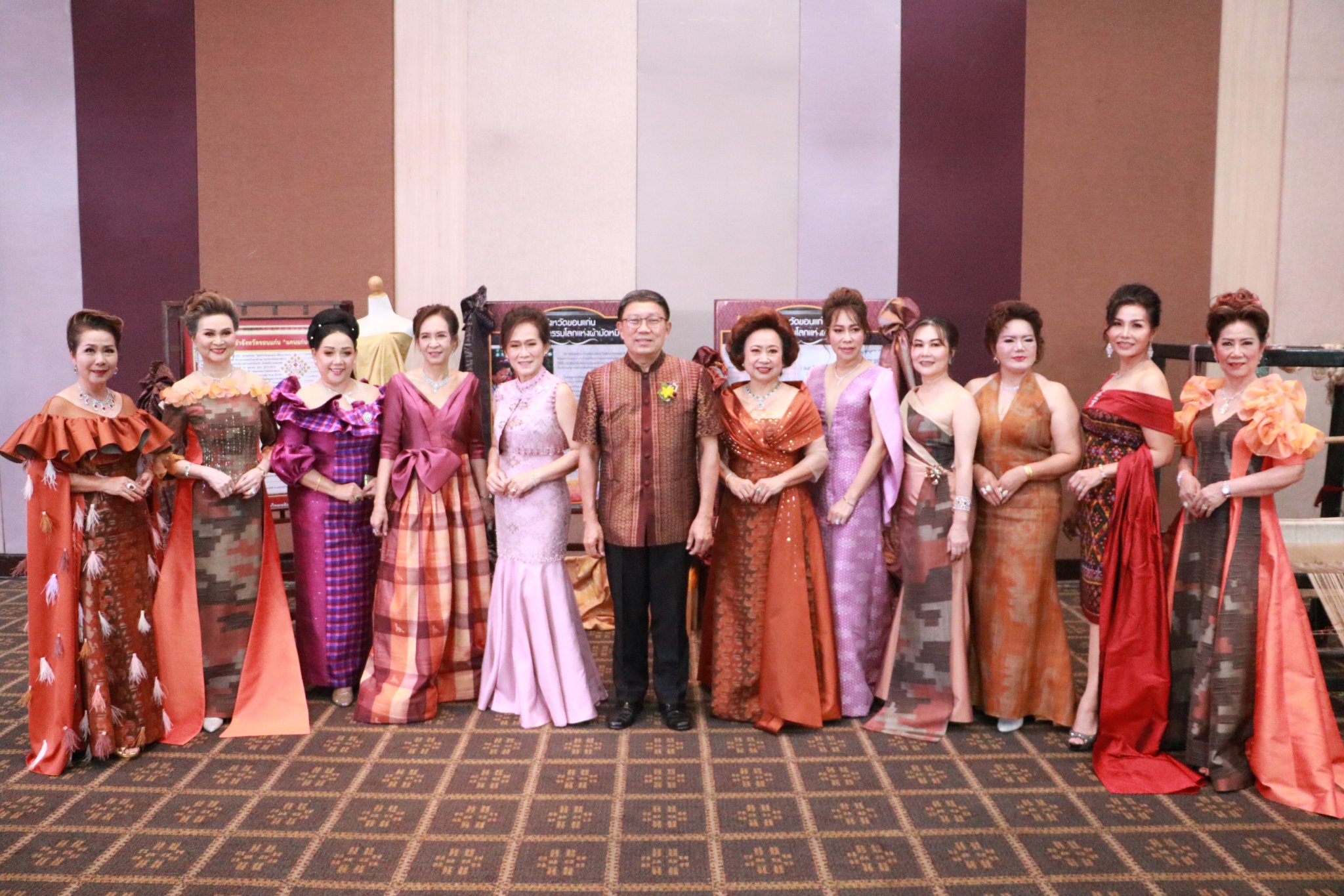 พช.ขอนแก่น : ร่วมกิจกรรมการประกวดผ้าไหมมัดหมี่ลายอัตลักษณ์อุทยานธรณีขอนแก่นฯ