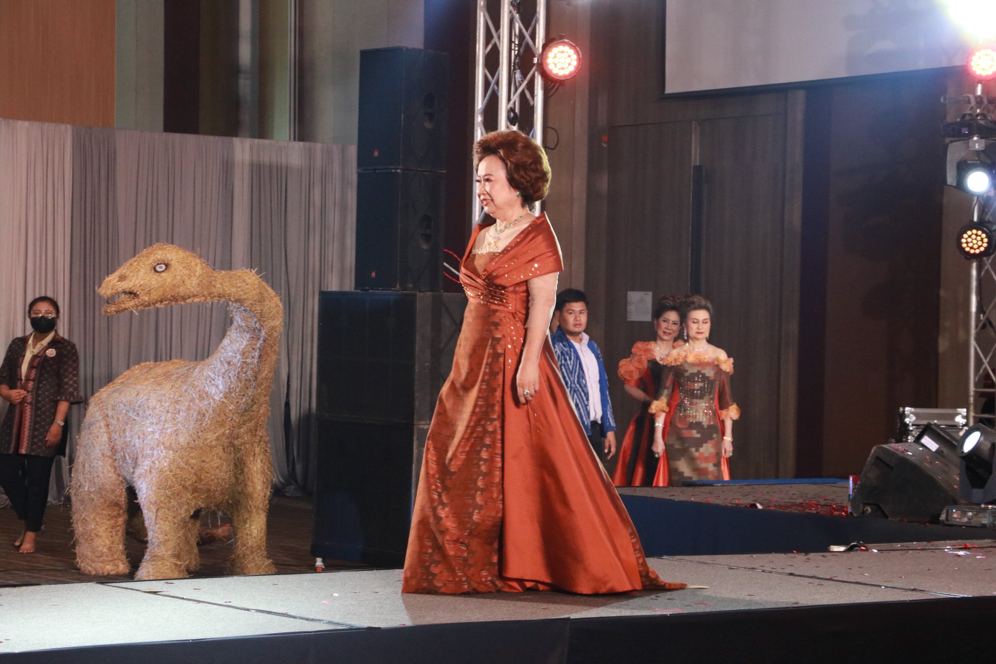 พช.ขอนแก่น : ร่วมกิจกรรมการประกวดผ้าไหมมัดหมี่ลายอัตลักษณ์อุทยานธรณีขอนแก่นฯ