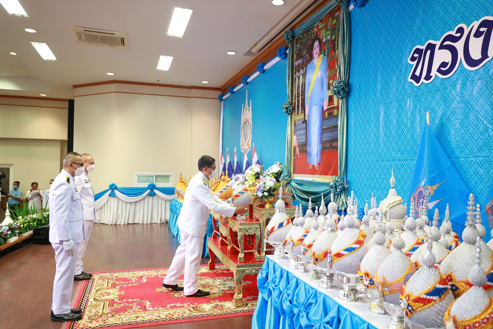 จังหวัดขอนแก่น : พสกนิกรชาวขอนแก่น ร่วมพิธีถวายเครื่องราชสักการะและวางพานพุ่ม พิธีจุดเทียนถวายพระพรชัยมงคล สมเด็จพระนางเจ้าสิริกิติ์ พระบรมราชินีนาถ พระบรมราชชนนีพันปีหลวง เนื่องในโอกาสวันเฉลิมพระชนมพรรษา 12 สิงหาคม 2565