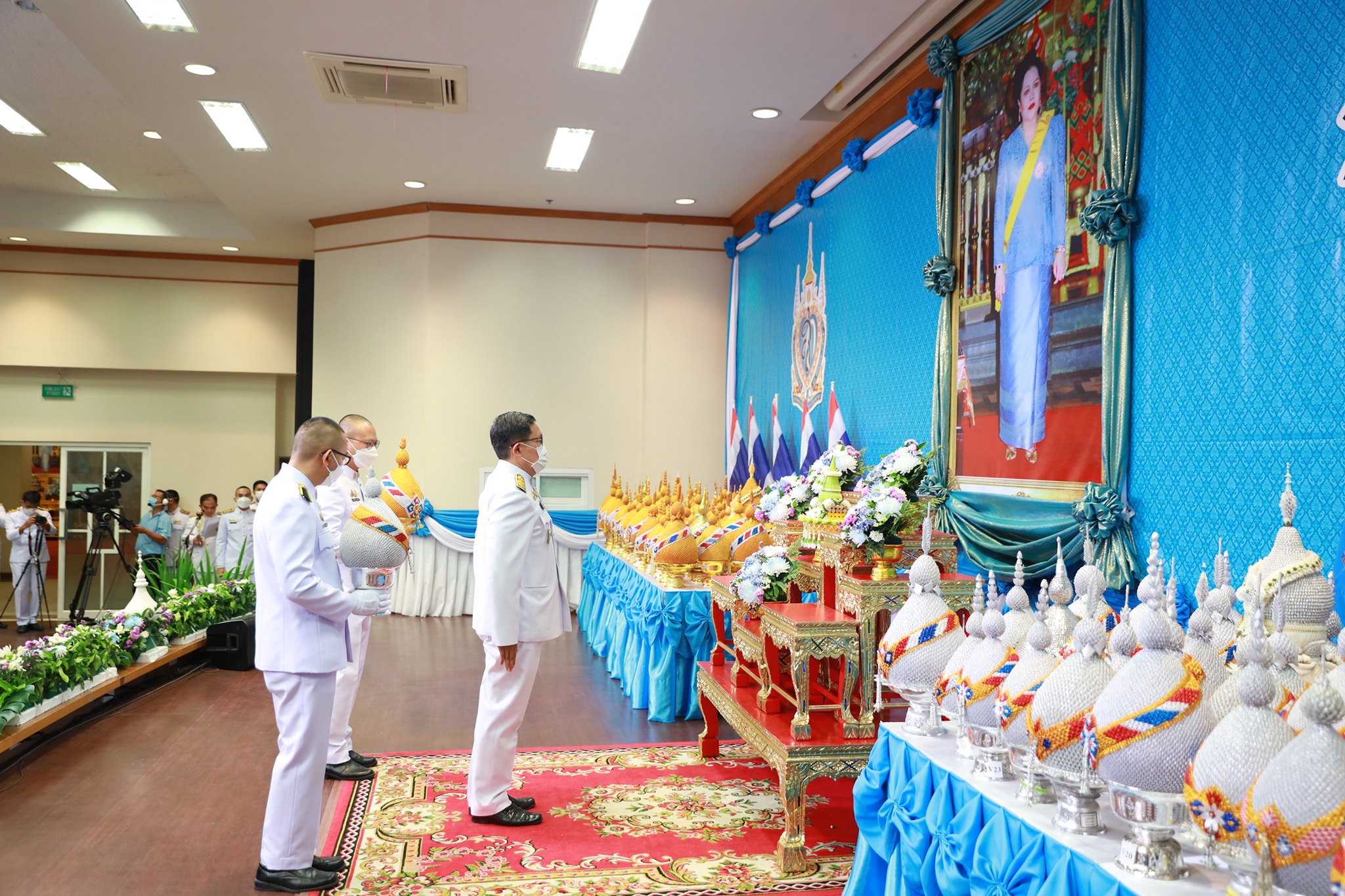 จังหวัดขอนแก่น : พสกนิกรชาวขอนแก่น ร่วมพิธีถวายเครื่องราชสักการะและวางพานพุ่ม พิธีจุดเทียนถวายพระพรชัยมงคล สมเด็จพระนางเจ้าสิริกิติ์ พระบรมราชินีนาถ พระบรมราชชนนีพันปีหลวง เนื่องในโอกาสวันเฉลิมพระชนมพรรษา 12 สิงหาคม 2565