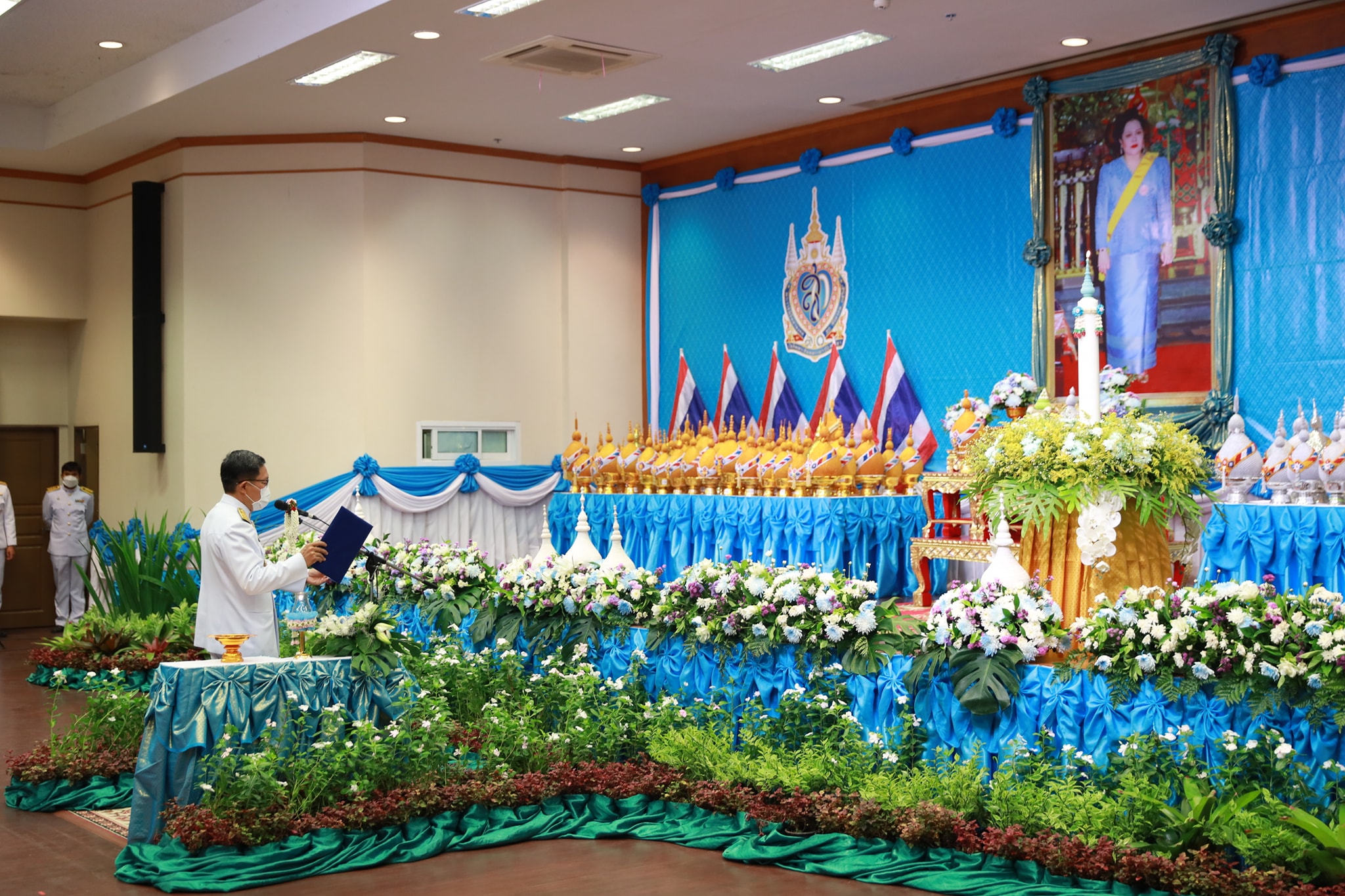 จังหวัดขอนแก่น : พสกนิกรชาวขอนแก่น ร่วมพิธีถวายเครื่องราชสักการะและวางพานพุ่ม พิธีจุดเทียนถวายพระพรชัยมงคล สมเด็จพระนางเจ้าสิริกิติ์ พระบรมราชินีนาถ พระบรมราชชนนีพันปีหลวง เนื่องในโอกาสวันเฉลิมพระชนมพรรษา 12 สิงหาคม 2565