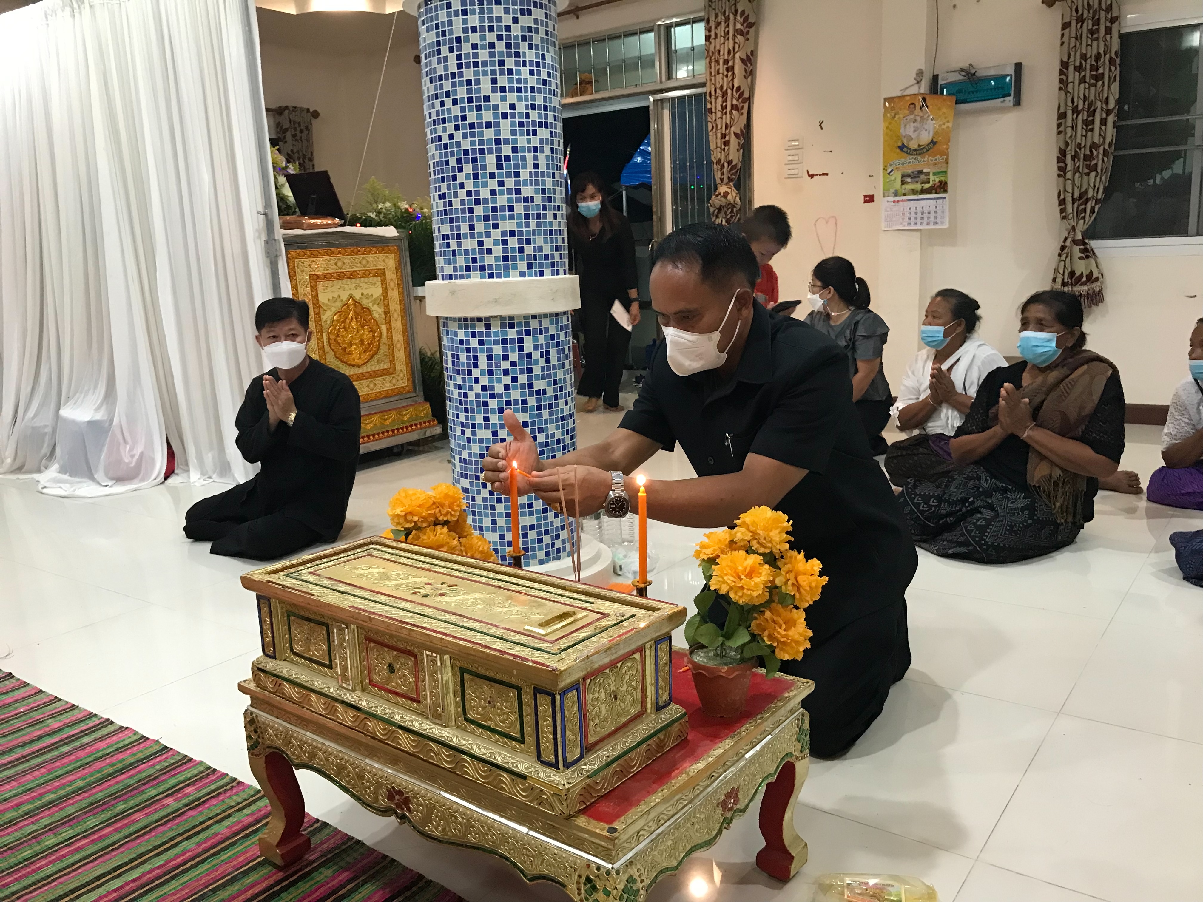 พช.ขอนแก่น : ร่วมเป็นเจ้าภาพสวดพระอภิธรรมศพ คุณแม่บัวลอย ซุยกระเดื่อง  มารดาของนางสาวณิชนันทน์ ซุยกระเดื่อง นักวิชาการพัฒนาชุมชนชำนาญการ  สำนักงานพัฒนาชุมชนอำเภอบ้านฝาง