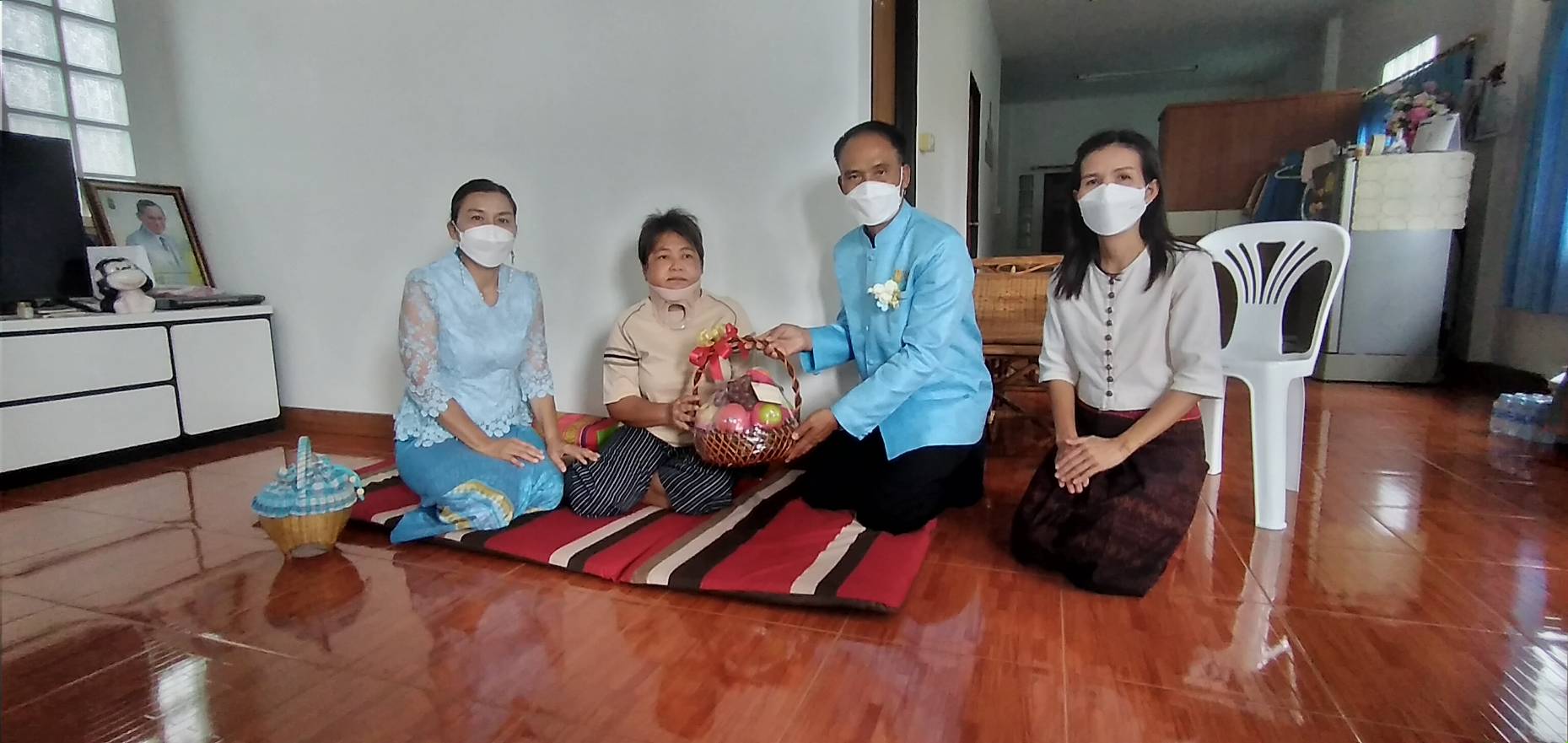 พช.ขอนแก่น : พัฒนาการจังหวัดขอนแก่น เข้าเยี่ยมอาการป่วยของเจ้าหน้าที่พัฒนาชุมชน และมอบกระเช้าเพื่อเป็นขวัญและกำลังใจ