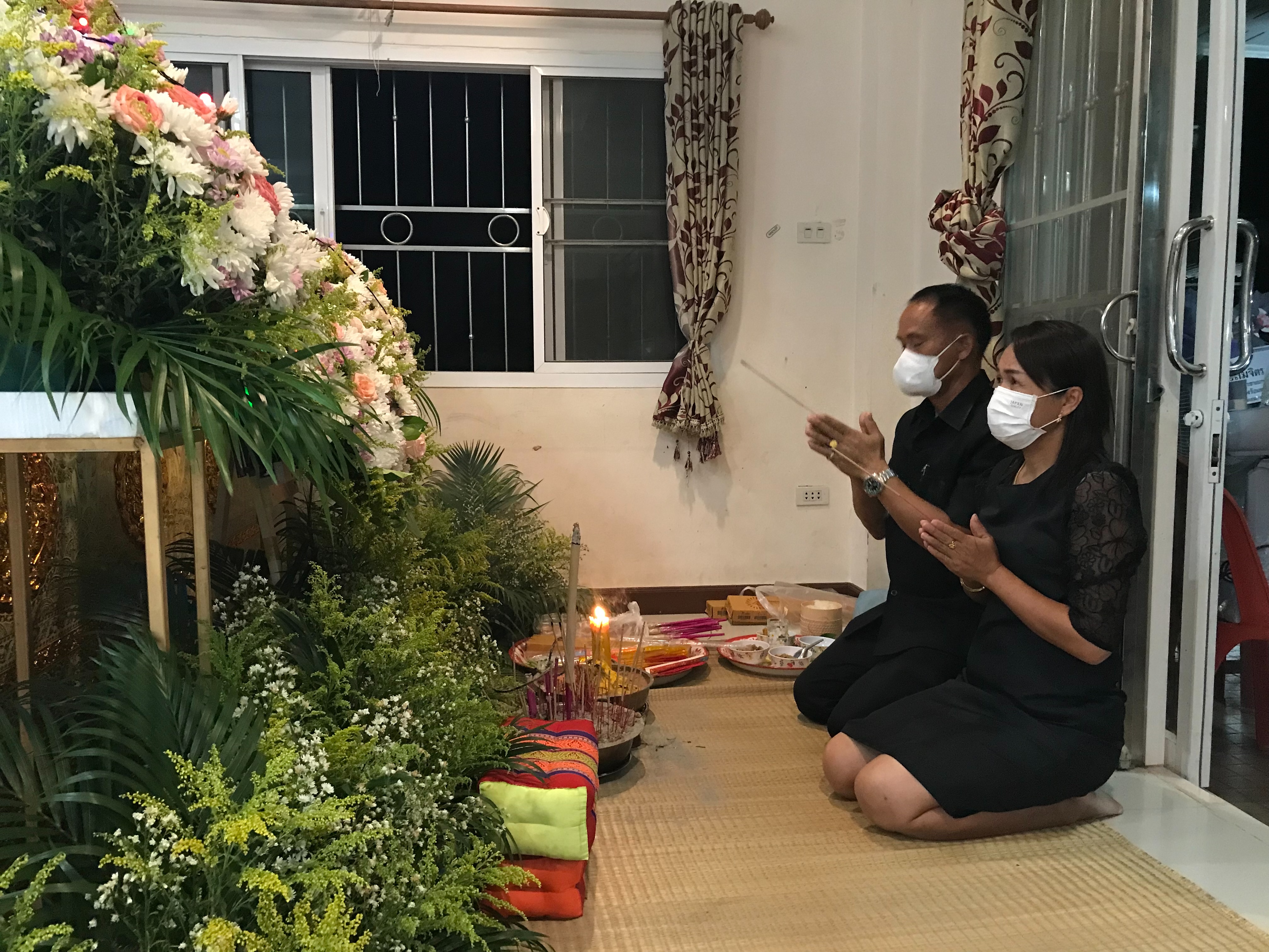 พช.ขอนแก่น : ร่วมเป็นเจ้าภาพสวดพระอภิธรรมศพ คุณแม่บัวลอย ซุยกระเดื่อง  มารดาของนางสาวณิชนันทน์ ซุยกระเดื่อง นักวิชาการพัฒนาชุมชนชำนาญการ  สำนักงานพัฒนาชุมชนอำเภอบ้านฝาง