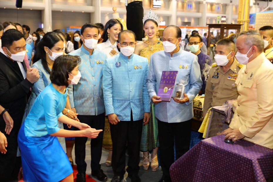 จังหวัดขอนแก่น : ร่วมพิธีเปิดงานศิลปาชีพประทีปไทย OTOP ก้าวไกลด้วยพระบารมี ปี 2565 เพื่อเฉลิมพระเกียรติ ‘สมเด็จพระพันปีหลวง’ 90 พรรษา ตระการตาผ้าไทยกว่าสามแสนผืน พร้อมผลิตภัณฑ์งานหัตถศิลป์อันทรงคุณค่า และกองทัพสินค้า OTOP ทั่วประเทศ