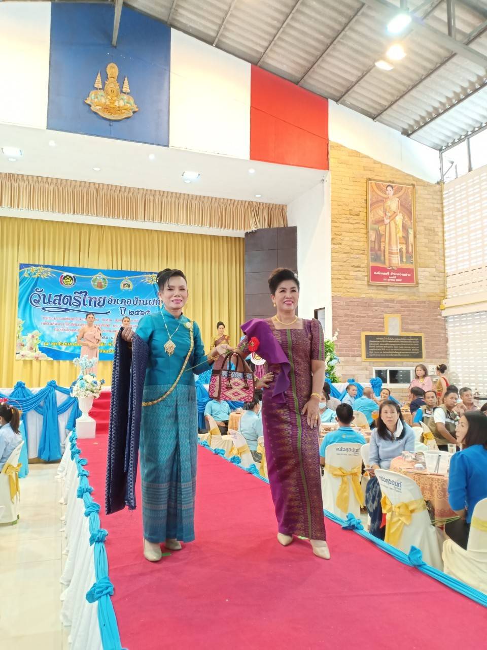 พช.ขอนแก่น  : ร่วมกิจกรรมรวมพลังสตรีอำเภอบ้านฝาง สืบสาน สร้างสรรค์ แบ่งปันชุมชน” เพื่อเฉลิมพระเกียรติสมเด็จพระนางเจ้าสิริกิติ์ พระบรมราชินีนาถ พระบรมราชชนนีพันปีหลวง เนื่องในโอกาสมหามงคลเฉลิมพระชนมพรรษา 90 พรรษา