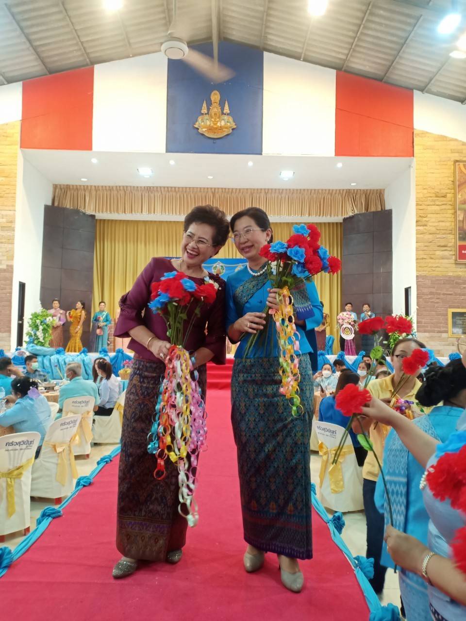 พช.ขอนแก่น  : ร่วมกิจกรรมรวมพลังสตรีอำเภอบ้านฝาง สืบสาน สร้างสรรค์ แบ่งปันชุมชน” เพื่อเฉลิมพระเกียรติสมเด็จพระนางเจ้าสิริกิติ์ พระบรมราชินีนาถ พระบรมราชชนนีพันปีหลวง เนื่องในโอกาสมหามงคลเฉลิมพระชนมพรรษา 90 พรรษา