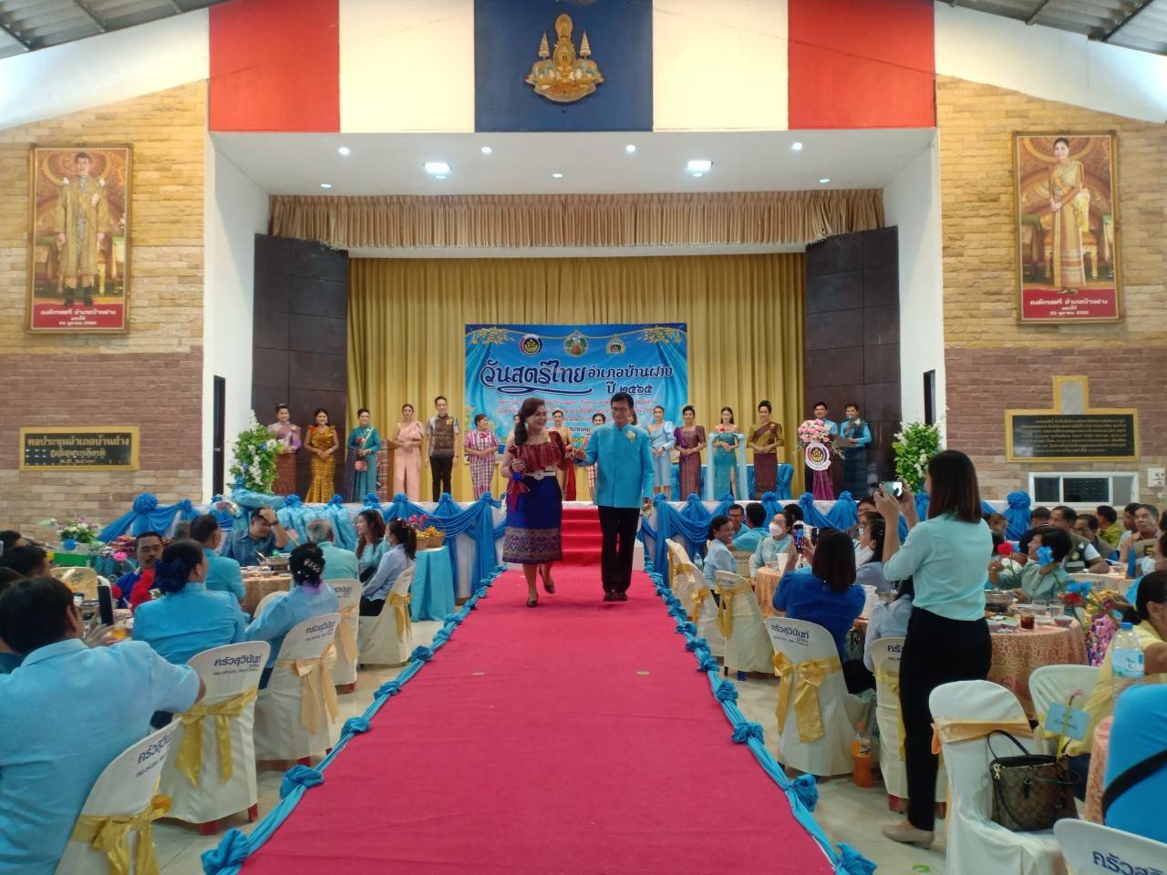 พช.ขอนแก่น  : ร่วมกิจกรรมรวมพลังสตรีอำเภอบ้านฝาง สืบสาน สร้างสรรค์ แบ่งปันชุมชน” เพื่อเฉลิมพระเกียรติสมเด็จพระนางเจ้าสิริกิติ์ พระบรมราชินีนาถ พระบรมราชชนนีพันปีหลวง เนื่องในโอกาสมหามงคลเฉลิมพระชนมพรรษา 90 พรรษา