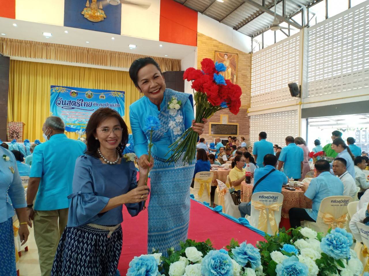 พช.ขอนแก่น  : ร่วมกิจกรรมรวมพลังสตรีอำเภอบ้านฝาง สืบสาน สร้างสรรค์ แบ่งปันชุมชน” เพื่อเฉลิมพระเกียรติสมเด็จพระนางเจ้าสิริกิติ์ พระบรมราชินีนาถ พระบรมราชชนนีพันปีหลวง เนื่องในโอกาสมหามงคลเฉลิมพระชนมพรรษา 90 พรรษา