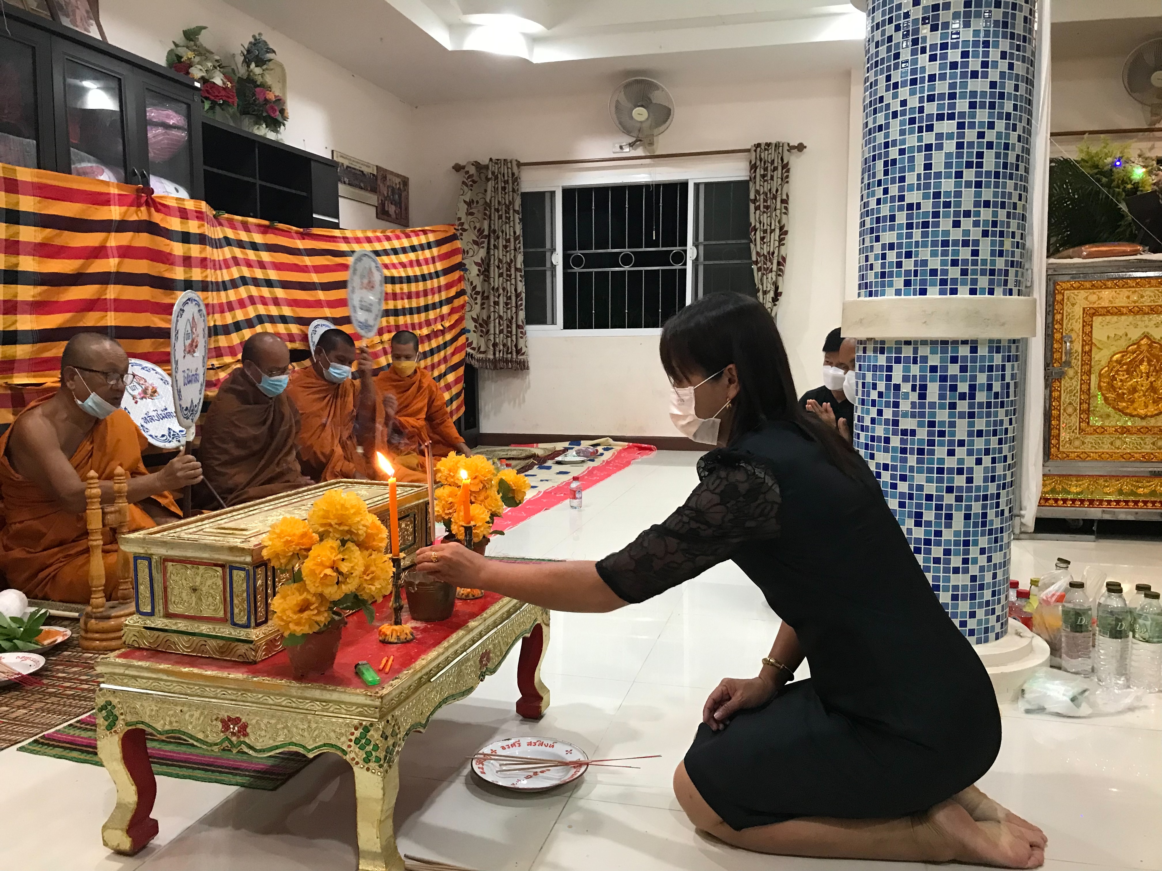 พช.ขอนแก่น : ร่วมเป็นเจ้าภาพสวดพระอภิธรรมศพ คุณแม่บัวลอย ซุยกระเดื่อง  มารดาของนางสาวณิชนันทน์ ซุยกระเดื่อง นักวิชาการพัฒนาชุมชนชำนาญการ  สำนักงานพัฒนาชุมชนอำเภอบ้านฝาง