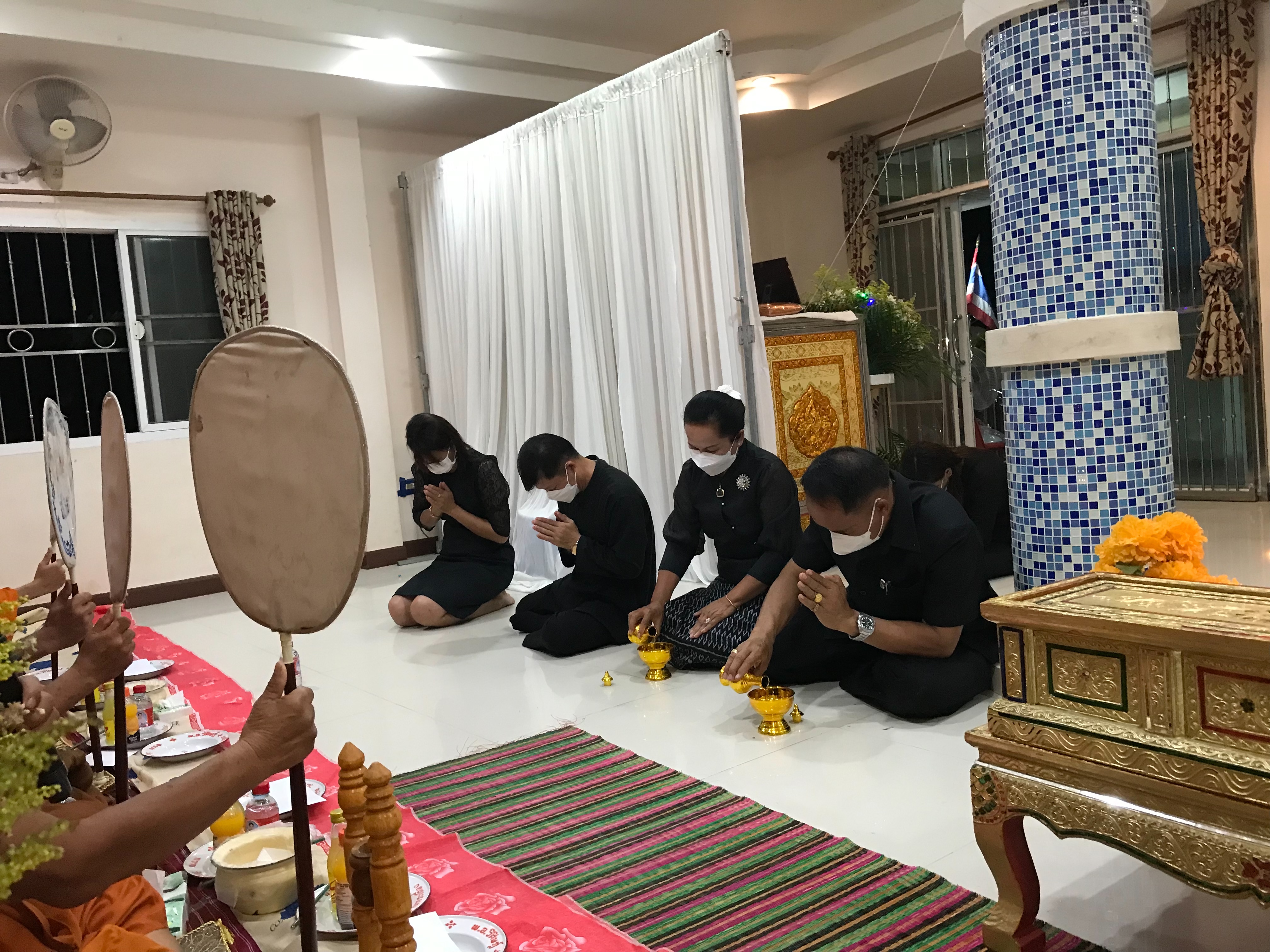 พช.ขอนแก่น : ร่วมเป็นเจ้าภาพสวดพระอภิธรรมศพ คุณแม่บัวลอย ซุยกระเดื่อง  มารดาของนางสาวณิชนันทน์ ซุยกระเดื่อง นักวิชาการพัฒนาชุมชนชำนาญการ  สำนักงานพัฒนาชุมชนอำเภอบ้านฝาง