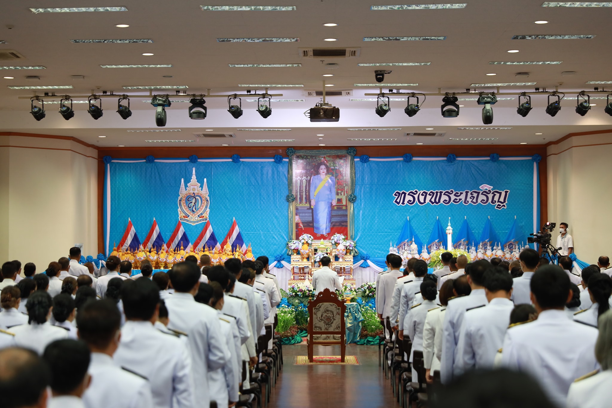 จังหวัดขอนแก่น : พสกนิกรชาวขอนแก่น ร่วมพิธีถวายเครื่องราชสักการะและวางพานพุ่ม พิธีจุดเทียนถวายพระพรชัยมงคล สมเด็จพระนางเจ้าสิริกิติ์ พระบรมราชินีนาถ พระบรมราชชนนีพันปีหลวง เนื่องในโอกาสวันเฉลิมพระชนมพรรษา 12 สิงหาคม 2565