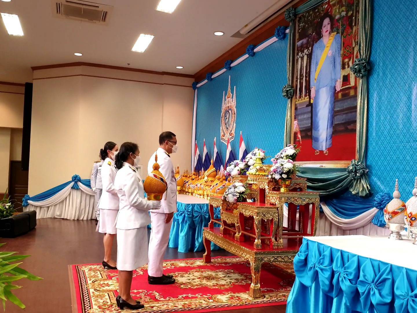 จังหวัดขอนแก่น : พสกนิกรชาวขอนแก่น ร่วมพิธีถวายเครื่องราชสักการะและวางพานพุ่ม พิธีจุดเทียนถวายพระพรชัยมงคล สมเด็จพระนางเจ้าสิริกิติ์ พระบรมราชินีนาถ พระบรมราชชนนีพันปีหลวง เนื่องในโอกาสวันเฉลิมพระชนมพรรษา 12 สิงหาคม 2565