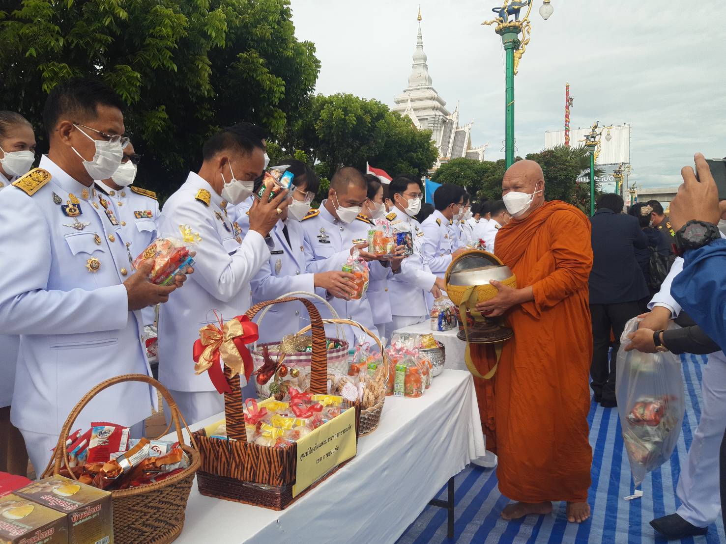 จังหวัดขอนแก่น : ” ผู้ว่าราชการจังหวัดขอนแก่น” เป็นประธานทำบุญตักบาตร พระสงฆ์ เพื่อถวายเป็นพระราชกุศล เนื่องในโอกาสวันเฉลิมพระชนมพรรษา 90 พรรษา 12 สิงหาคม 2565 สมเด็จพระนางเจ้าสิริกิติ์ พระบรมราชินีนาถ พระบรมราชชนนีพันปีหลวง 12 สิงหาคม 2565