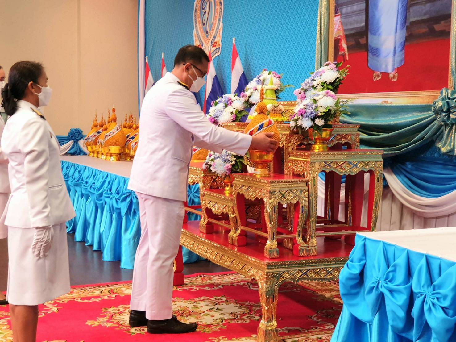 จังหวัดขอนแก่น : พสกนิกรชาวขอนแก่น ร่วมพิธีถวายเครื่องราชสักการะและวางพานพุ่ม พิธีจุดเทียนถวายพระพรชัยมงคล สมเด็จพระนางเจ้าสิริกิติ์ พระบรมราชินีนาถ พระบรมราชชนนีพันปีหลวง เนื่องในโอกาสวันเฉลิมพระชนมพรรษา 12 สิงหาคม 2565