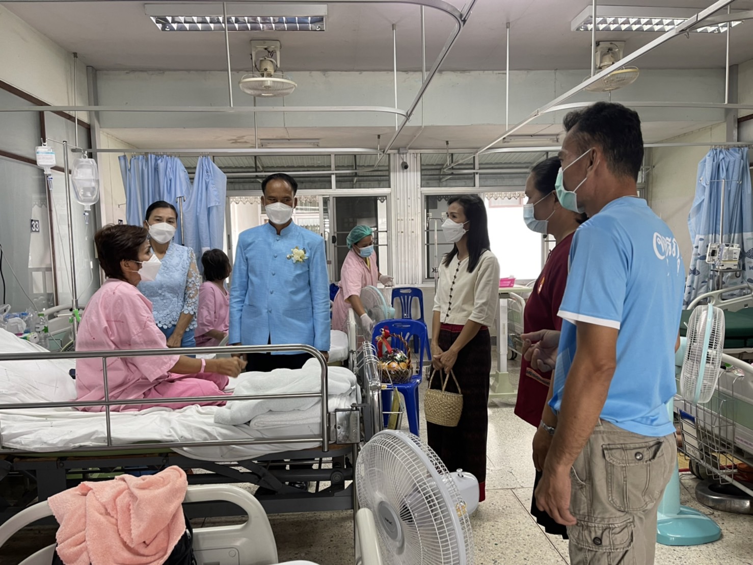 พช.ขอนแก่น : พัฒนาการจังหวัดขอนแก่น เข้าเยี่ยมอาการป่วยของเจ้าหน้าที่พัฒนาชุมชน และมอบกระเช้าเพื่อเป็นขวัญและกำลังใจ