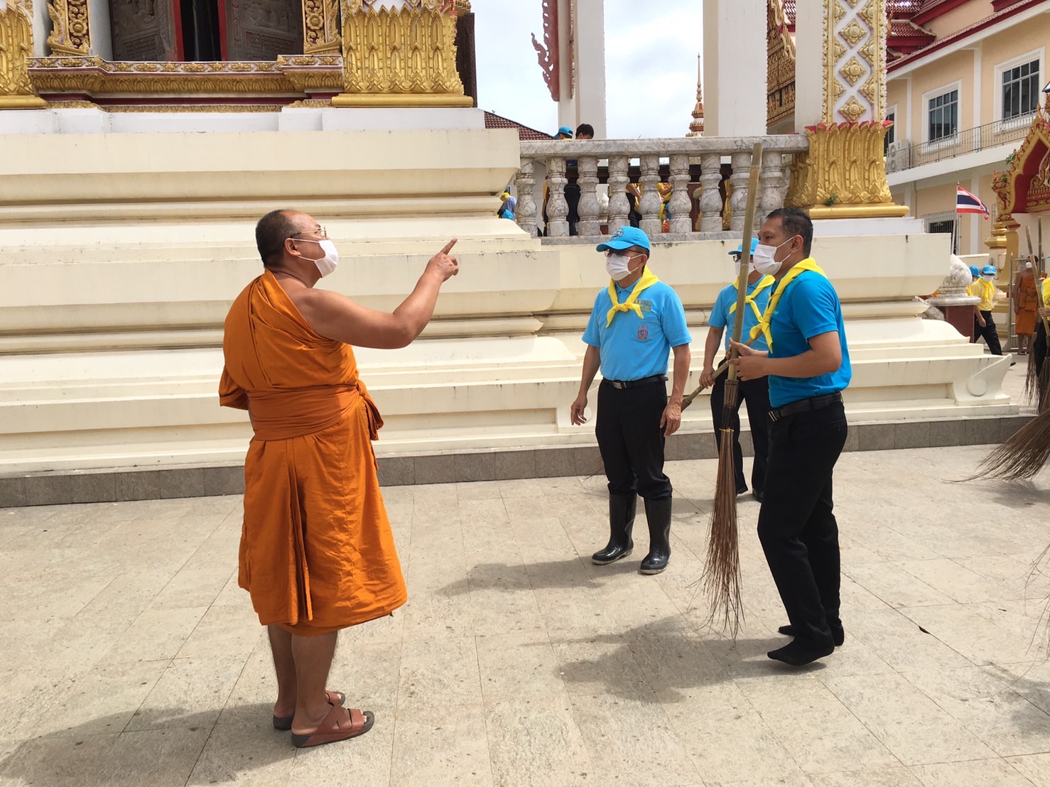 พช.ขอนแก่น : จิตอาสาเราทำความดี ด้วยหัวใจ จัดกิจกรรม Big Cleaning Day วัด ประชา รัฐ สร้างสุข เพื่อเฉลิมพระเกียรติเนื่องในวันเฉลิมพระชนมพรรษา 90 พรรษา สมเด็จพระนางเจ้าสิริกิติ์ พระบรมราชินีนาถ พระบรมราชชนนีพันปีหลวง