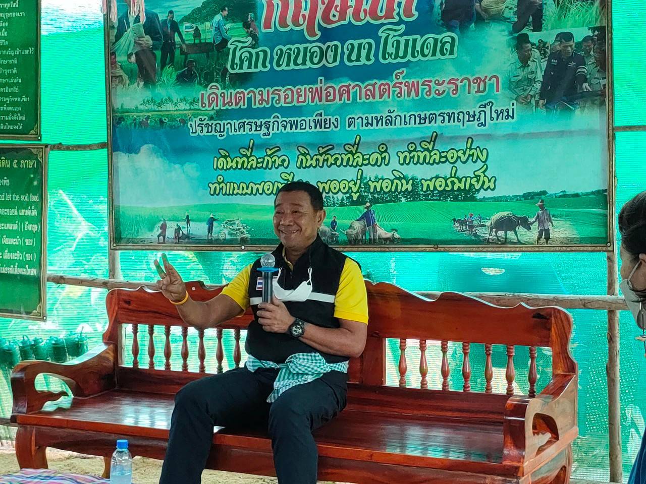 จังหวัดขอนแก่น : คณะกรรมการศูนย์บริหารงานขับเคลื่อนการพัฒนาพื้นที่ต้นแบบการพัฒนาคุณภาพชีวิต ตามหลักทฤษฎีใหม่ประยุกต์สู่ “โคก หนอง นา โมเดล” ระดับจังหวัด ติดตามตรวจเยี่ยมให้กำลังใจครัวเรือนต้นแบบ “โคก หนอง นา” ในระดับพื้นที่ อำเภอเวียงเก่า