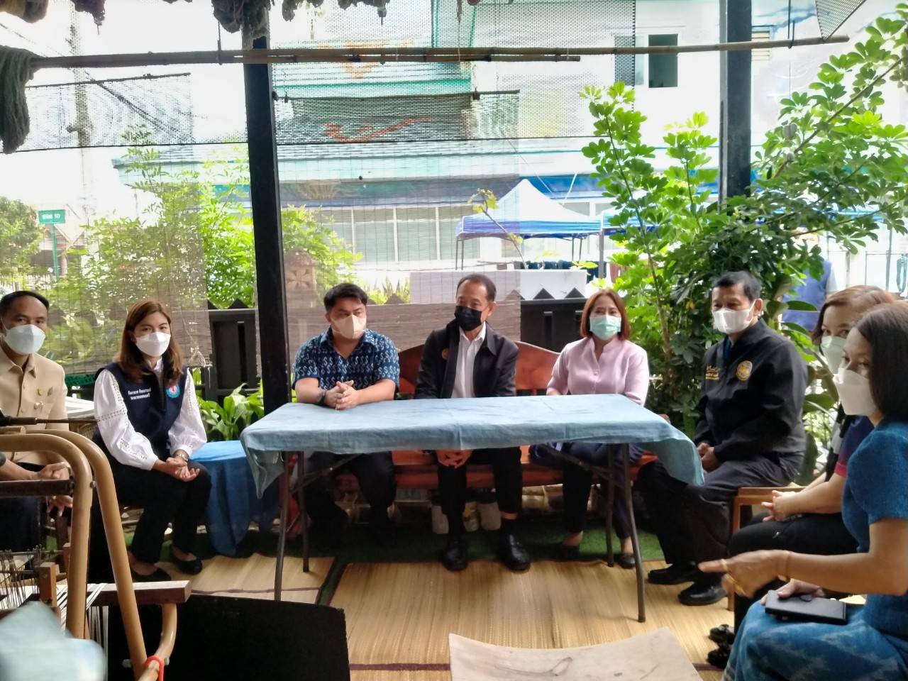 พช.ขอนแก่น : คณะทำงานรัฐมนตรีช่วยว่าการกระทรวงมหาดไทย (นายทรงศักดิ์ ทองศรี) ลงพื้นที่ตรวจติดตามโครงการผ้าฝ้ายย้อมมัดมือสีธรรมชาติ ณ กลุ่มจุฑาทิพ (JUTATIP ) ผ้าฝ้ายย้อมมัดมือสีธรรมชาติ เจาะลึกขั้นตอนการผลิต  
