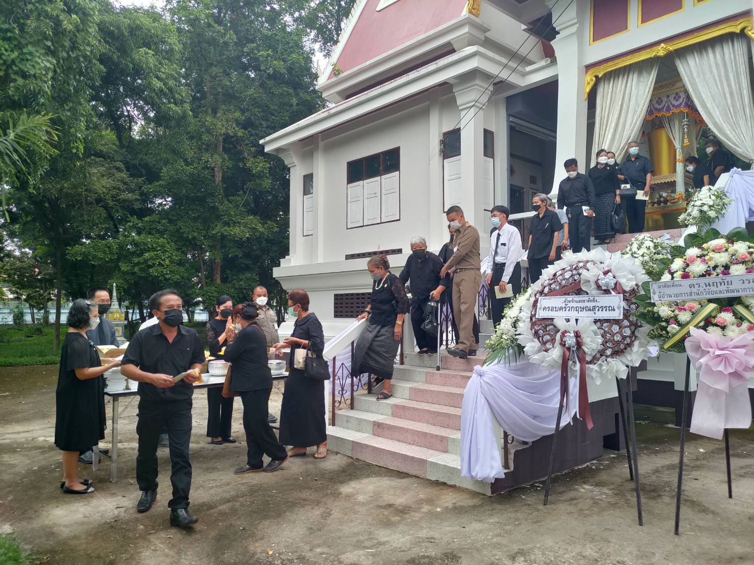 พช.ขอนแก่น : ร่วมงานพิธีพระราชทานเพลิงศพ คุณสุขุม ขวัญยืน สามีของนางลาภมณี ขวัญยืน เจ้าพนักงานพัฒนาชุมชนชำนาญงาน สำนักงานพัฒนาชุมชนอำเภอเมืองขอนแก่น