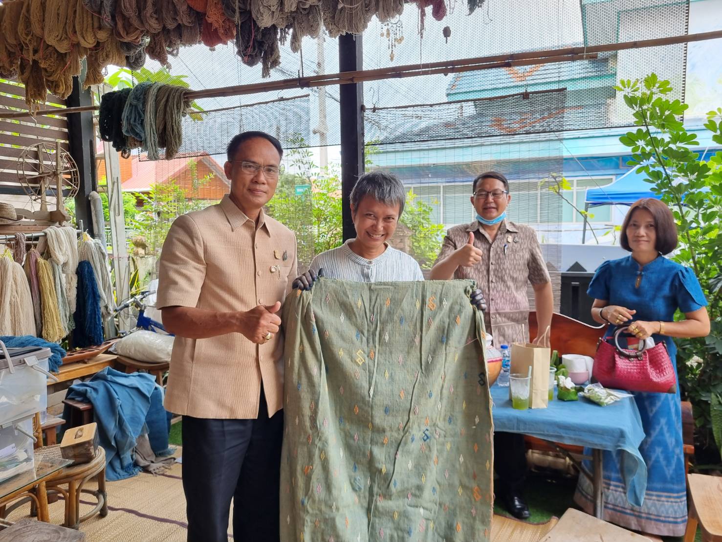 พช.ขอนแก่น : คณะทำงานรัฐมนตรีช่วยว่าการกระทรวงมหาดไทย (นายทรงศักดิ์ ทองศรี) ลงพื้นที่ตรวจติดตามโครงการผ้าฝ้ายย้อมมัดมือสีธรรมชาติ ณ กลุ่มจุฑาทิพ (JUTATIP ) ผ้าฝ้ายย้อมมัดมือสีธรรมชาติ เจาะลึกขั้นตอนการผลิต  