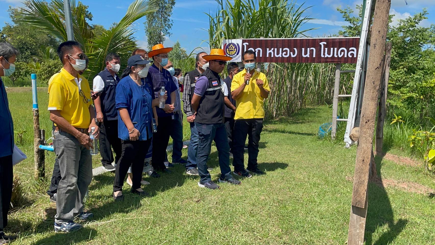 จังหวัดขอนแก่น : คณะกรรมการศูนย์บริหารงานขับเคลื่อนการพัฒนาพื้นที่ต้นแบบการพัฒนาคุณภาพชีวิต ตามหลักทฤษฎีใหม่ประยุกต์สู่ “โคก หนอง นา โมเดล” ระดับจังหวัด ติดตามตรวจเยี่ยมให้กำลังใจครัวเรือนต้นแบบ “โคก หนอง นา” ในระดับพื้นที่ อำเภอบ้านไผ่