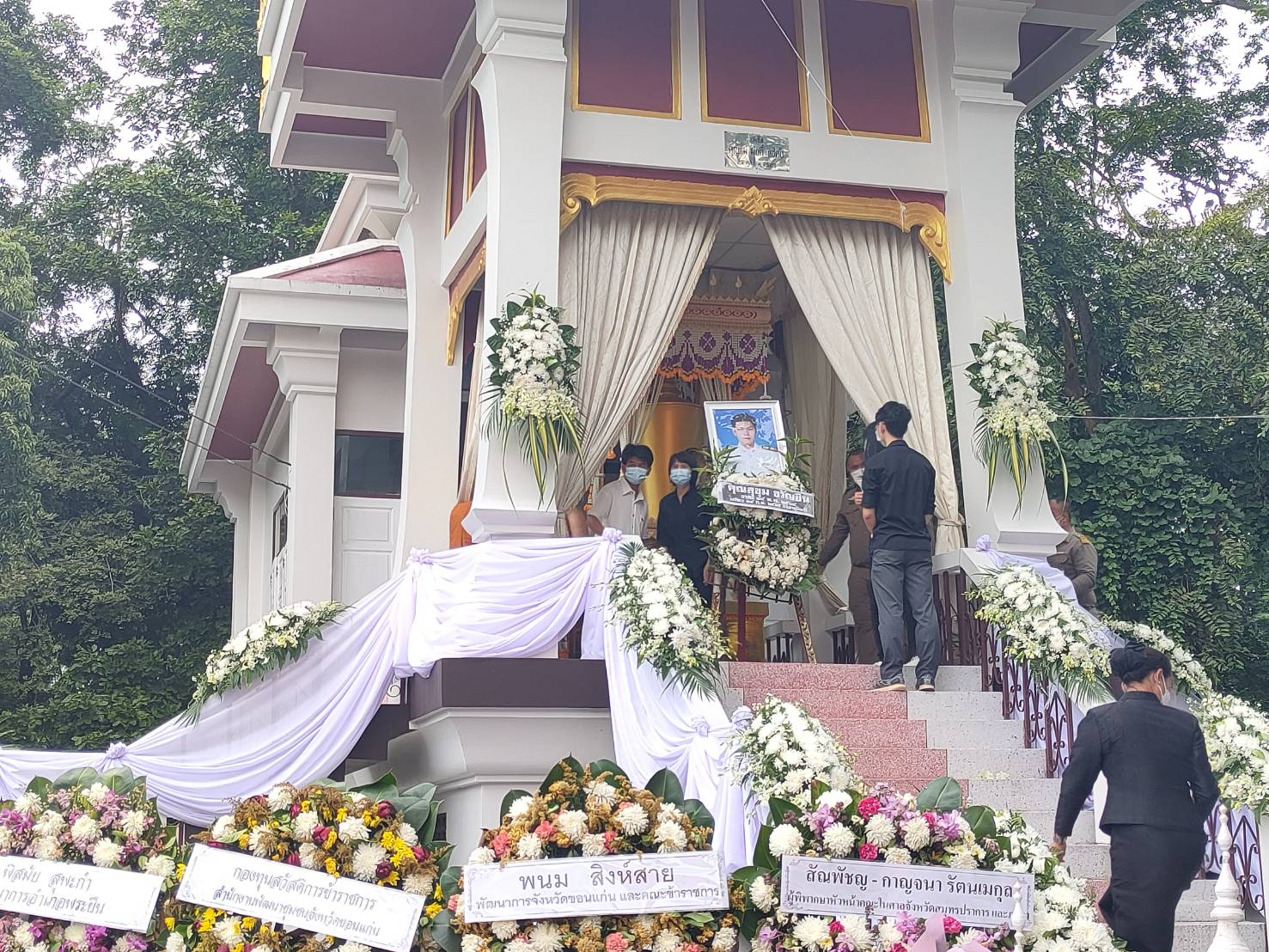 พช.ขอนแก่น : ร่วมงานพิธีพระราชทานเพลิงศพ คุณสุขุม ขวัญยืน สามีของนางลาภมณี ขวัญยืน เจ้าพนักงานพัฒนาชุมชนชำนาญงาน สำนักงานพัฒนาชุมชนอำเภอเมืองขอนแก่น