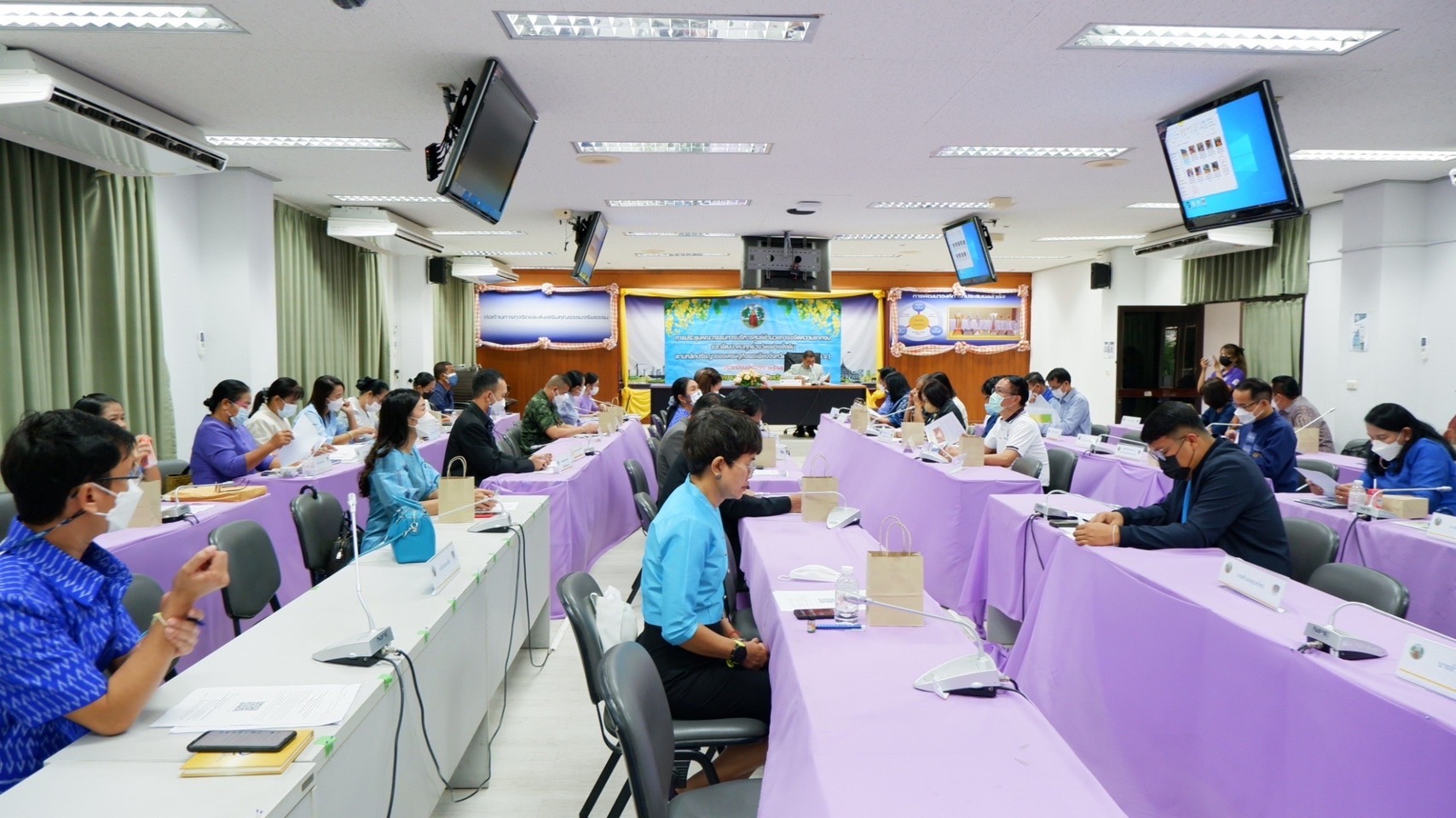 จังหวัดขอนแก่น : การประชุมคณะกรรมการบริหารศูนย์อำนวยการขจัดความยากจนและพัฒนาคนทุกช่วงวัยอย่างยั่งยืน ตามหลักปรัชญาของเศรษฐกิจพอเพียงจังหวัดขอนแก่น (คจพ.จ.)ครั้งที่ 5/2565
