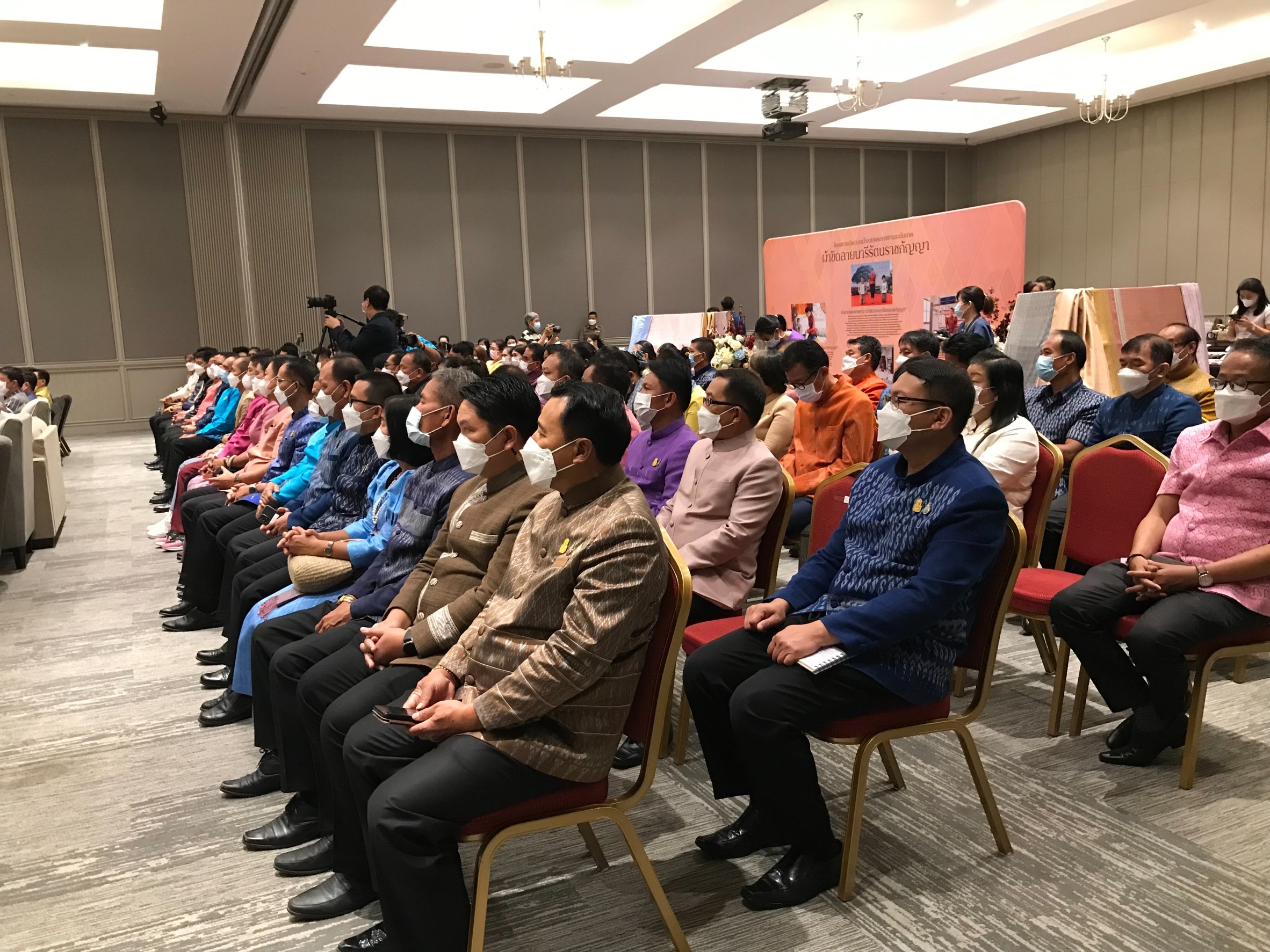 พช.ขอนแก่น :  ร่วมงานประกวดผ้าลายพระราชทาน “ผ้าลายขิดนารีรัตนราชกัญญา” และงานหัตถกรรมระดับภาค ภาคตะวันออกเฉียงเหนือ สนองแนวพระราชดำริ”เจ้าฟ้าสิริวัณณวรีฯ”ต่อลมหายใจผ้าไทยพัฒนาคุณภาพชีวิตประชาชน