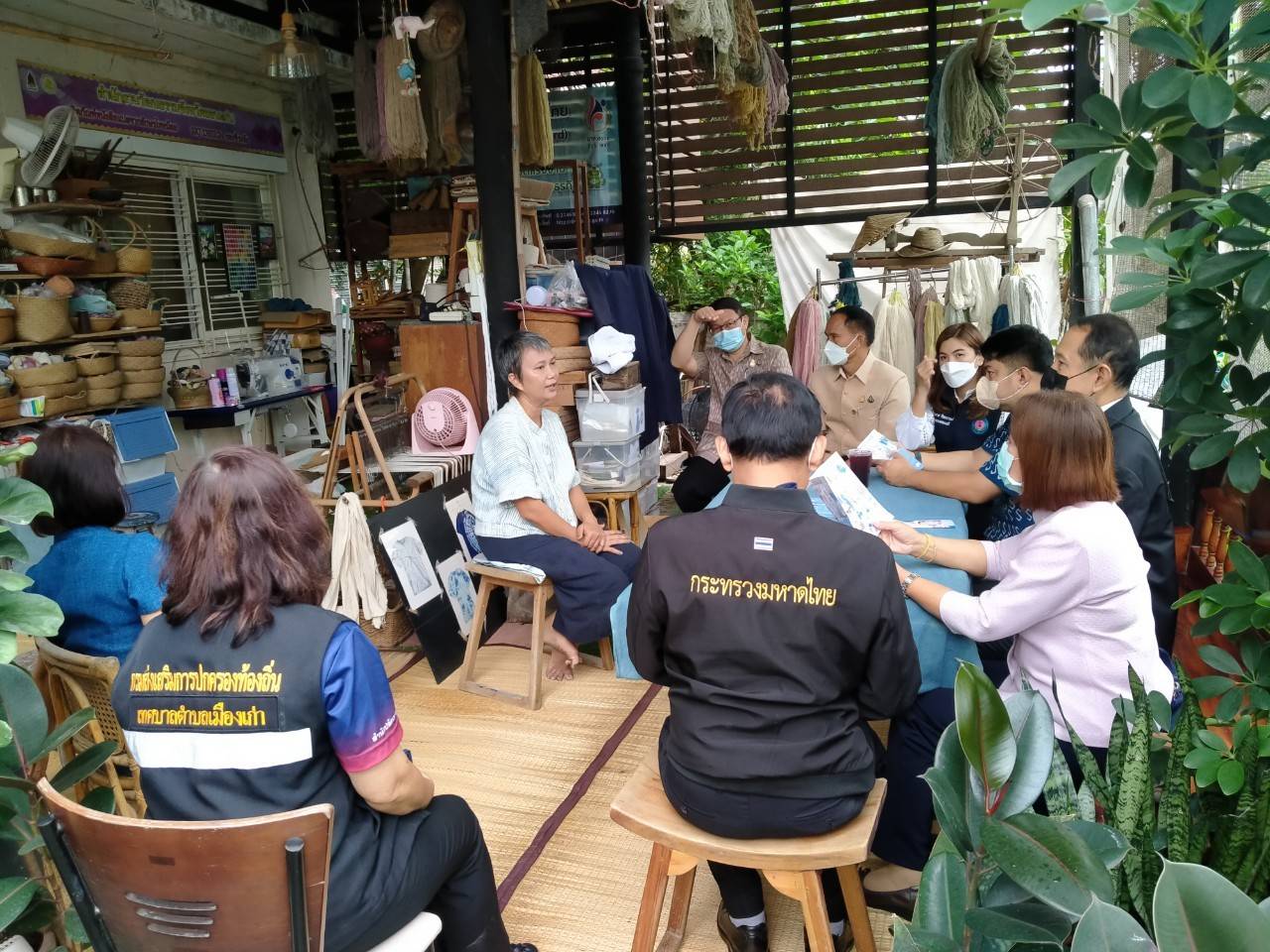 พช.ขอนแก่น : คณะทำงานรัฐมนตรีช่วยว่าการกระทรวงมหาดไทย (นายทรงศักดิ์ ทองศรี) ลงพื้นที่ตรวจติดตามโครงการผ้าฝ้ายย้อมมัดมือสีธรรมชาติ ณ กลุ่มจุฑาทิพ (JUTATIP ) ผ้าฝ้ายย้อมมัดมือสีธรรมชาติ เจาะลึกขั้นตอนการผลิต  