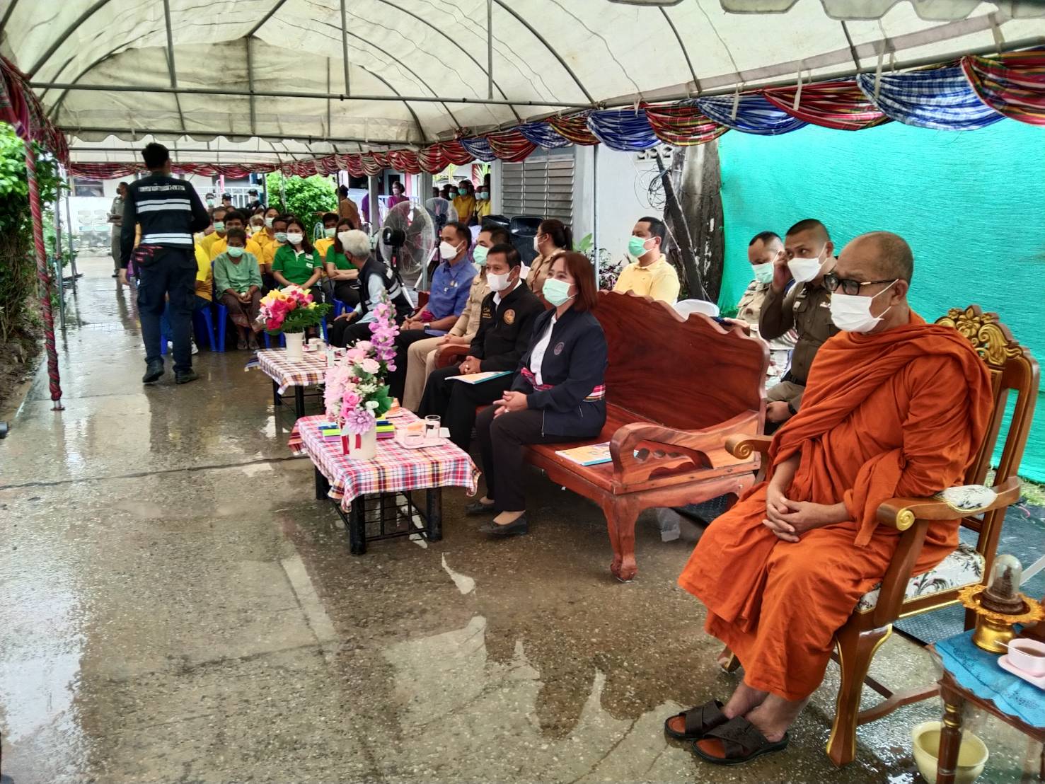 พช.ขอนแก่น : คณะทำงานรัฐมนตรีช่วยว่าการกระทรวง มหาดไทย ลงพื้นที่ตรวจเยี่ยมครัวเรือนเป้าหมาย ตามโครงการขจัดความยากจนและพัฒนาคนทุกช่วงวัย อย่างยั่งยืน ตามหลักปรัชญาเศรษฐกิจพอเพียง ปี 2565 ในอำเภอน้ำพอง จังหวัดขอนแก่น พร้อมให้กำลังใจครอบครัว เน้นย้ำทุกภาคส่วนบูรณาการช่วยเหลือเพื่อพัฒนาคุณภาพชีวิตที่ดีขึ้นอย่างยั่งยืน