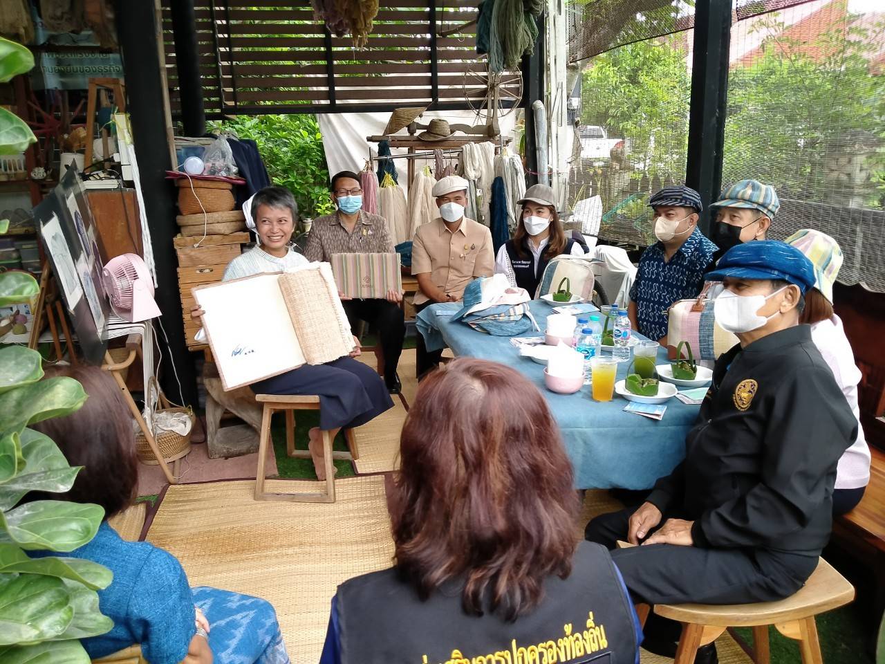 พช.ขอนแก่น : คณะทำงานรัฐมนตรีช่วยว่าการกระทรวงมหาดไทย (นายทรงศักดิ์ ทองศรี) ลงพื้นที่ตรวจติดตามโครงการผ้าฝ้ายย้อมมัดมือสีธรรมชาติ ณ กลุ่มจุฑาทิพ (JUTATIP ) ผ้าฝ้ายย้อมมัดมือสีธรรมชาติ เจาะลึกขั้นตอนการผลิต  