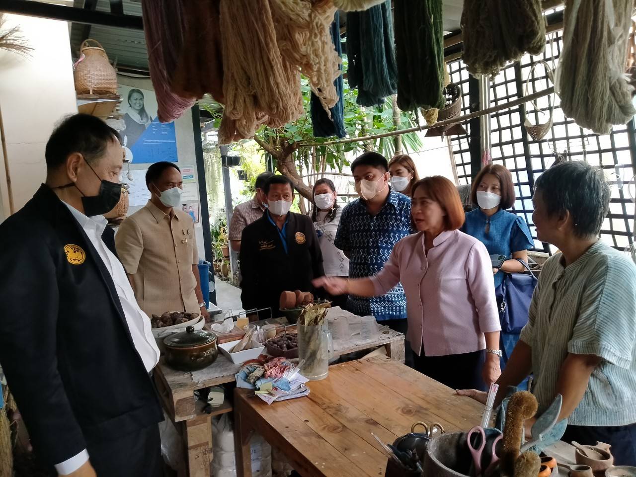พช.ขอนแก่น : คณะทำงานรัฐมนตรีช่วยว่าการกระทรวงมหาดไทย (นายทรงศักดิ์ ทองศรี) ลงพื้นที่ตรวจติดตามโครงการผ้าฝ้ายย้อมมัดมือสีธรรมชาติ ณ กลุ่มจุฑาทิพ (JUTATIP ) ผ้าฝ้ายย้อมมัดมือสีธรรมชาติ เจาะลึกขั้นตอนการผลิต  