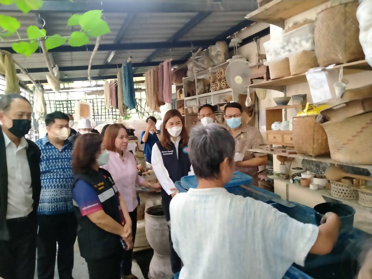 พช.ขอนแก่น : คณะทำงานรัฐมนตรีช่วยว่าการกระทรวงมหาดไทย (นายทรงศักดิ์ ทองศรี) ลงพื้นที่ตรวจติดตามโครงการผ้าฝ้ายย้อมมัดมือสีธรรมชาติ ณ กลุ่มจุฑาทิพ (JUTATIP ) ผ้าฝ้ายย้อมมัดมือสีธรรมชาติ เจาะลึกขั้นตอนการผลิต  