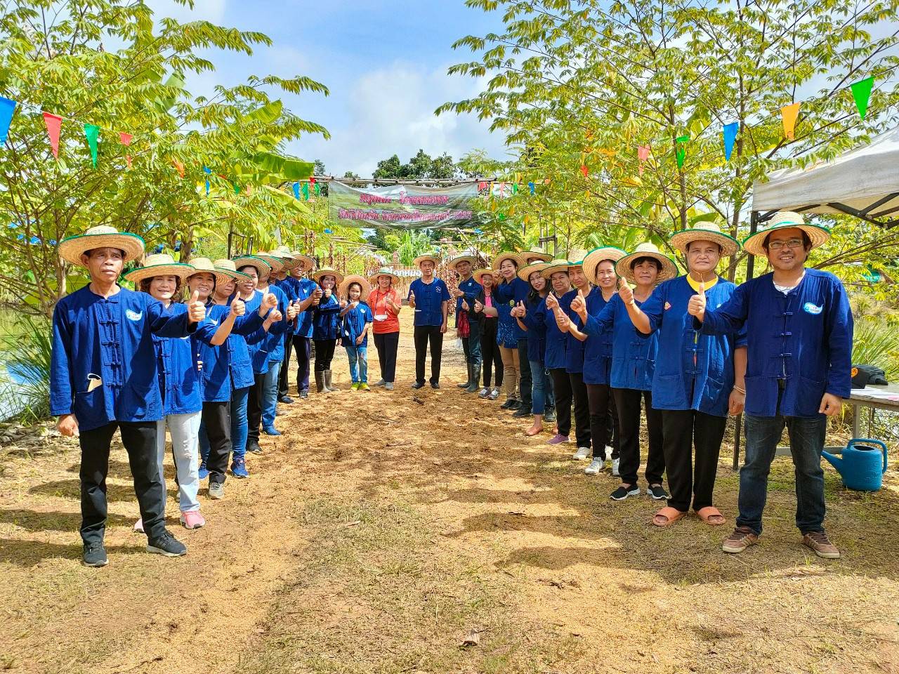 จังหวัดขอนแก่น : คณะกรรมการศูนย์บริหารงานขับเคลื่อนการพัฒนาพื้นที่ต้นแบบการพัฒนาคุณภาพชีวิต ตามหลักทฤษฎีใหม่ประยุกต์สู่ “โคก หนอง นา โมเดล” ระดับจังหวัด ติดตามตรวจเยี่ยมให้กำลังใจครัวเรือนต้นแบบ “โคก หนอง นา” ในระดับพื้นที่ อำเภอเวียงเก่า