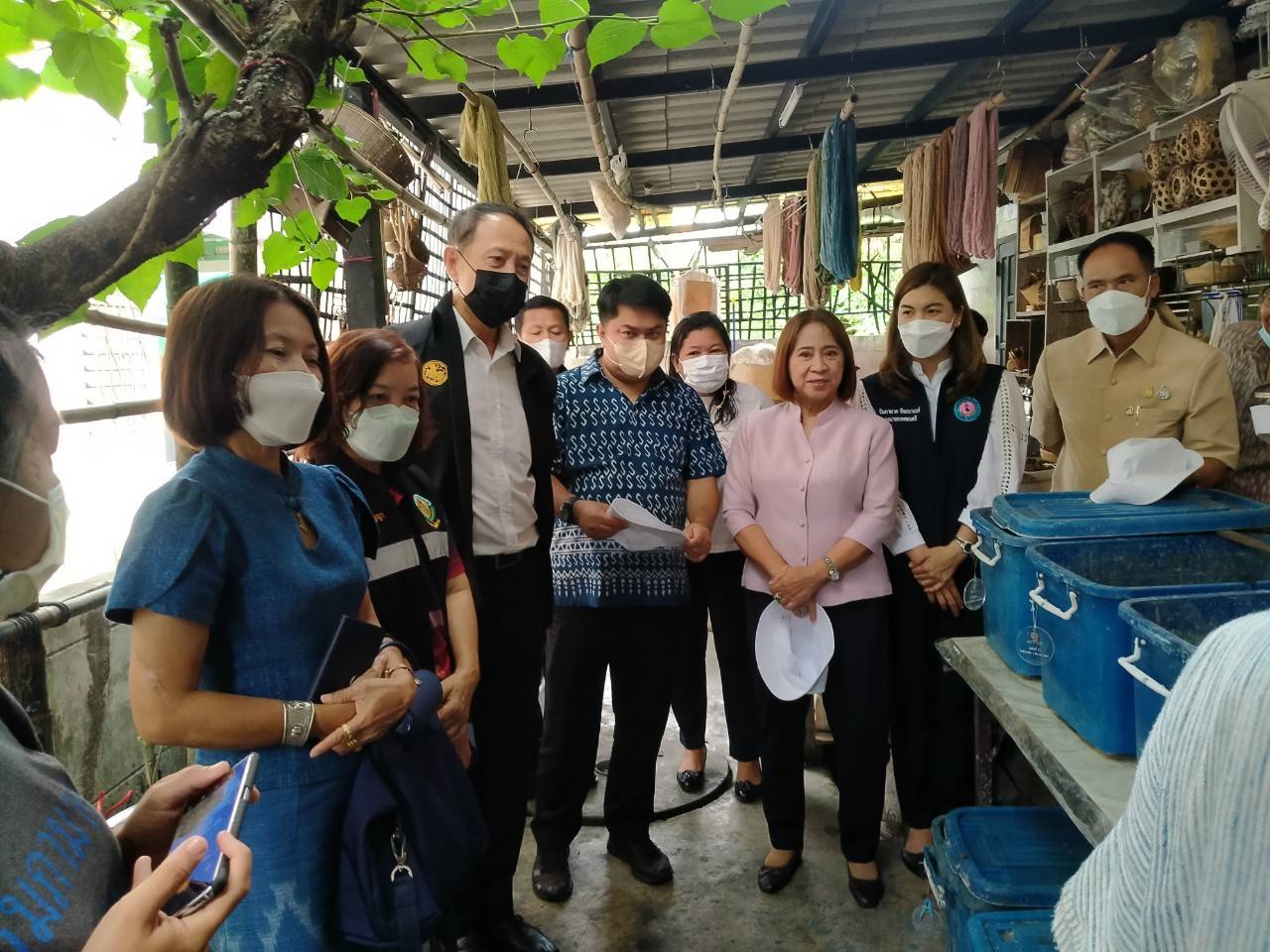 พช.ขอนแก่น : คณะทำงานรัฐมนตรีช่วยว่าการกระทรวงมหาดไทย (นายทรงศักดิ์ ทองศรี) ลงพื้นที่ตรวจติดตามโครงการผ้าฝ้ายย้อมมัดมือสีธรรมชาติ ณ กลุ่มจุฑาทิพ (JUTATIP ) ผ้าฝ้ายย้อมมัดมือสีธรรมชาติ เจาะลึกขั้นตอนการผลิต  