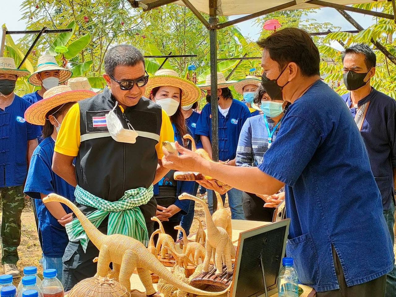 จังหวัดขอนแก่น : คณะกรรมการศูนย์บริหารงานขับเคลื่อนการพัฒนาพื้นที่ต้นแบบการพัฒนาคุณภาพชีวิต ตามหลักทฤษฎีใหม่ประยุกต์สู่ “โคก หนอง นา โมเดล” ระดับจังหวัด ติดตามตรวจเยี่ยมให้กำลังใจครัวเรือนต้นแบบ “โคก หนอง นา” ในระดับพื้นที่ อำเภอเวียงเก่า