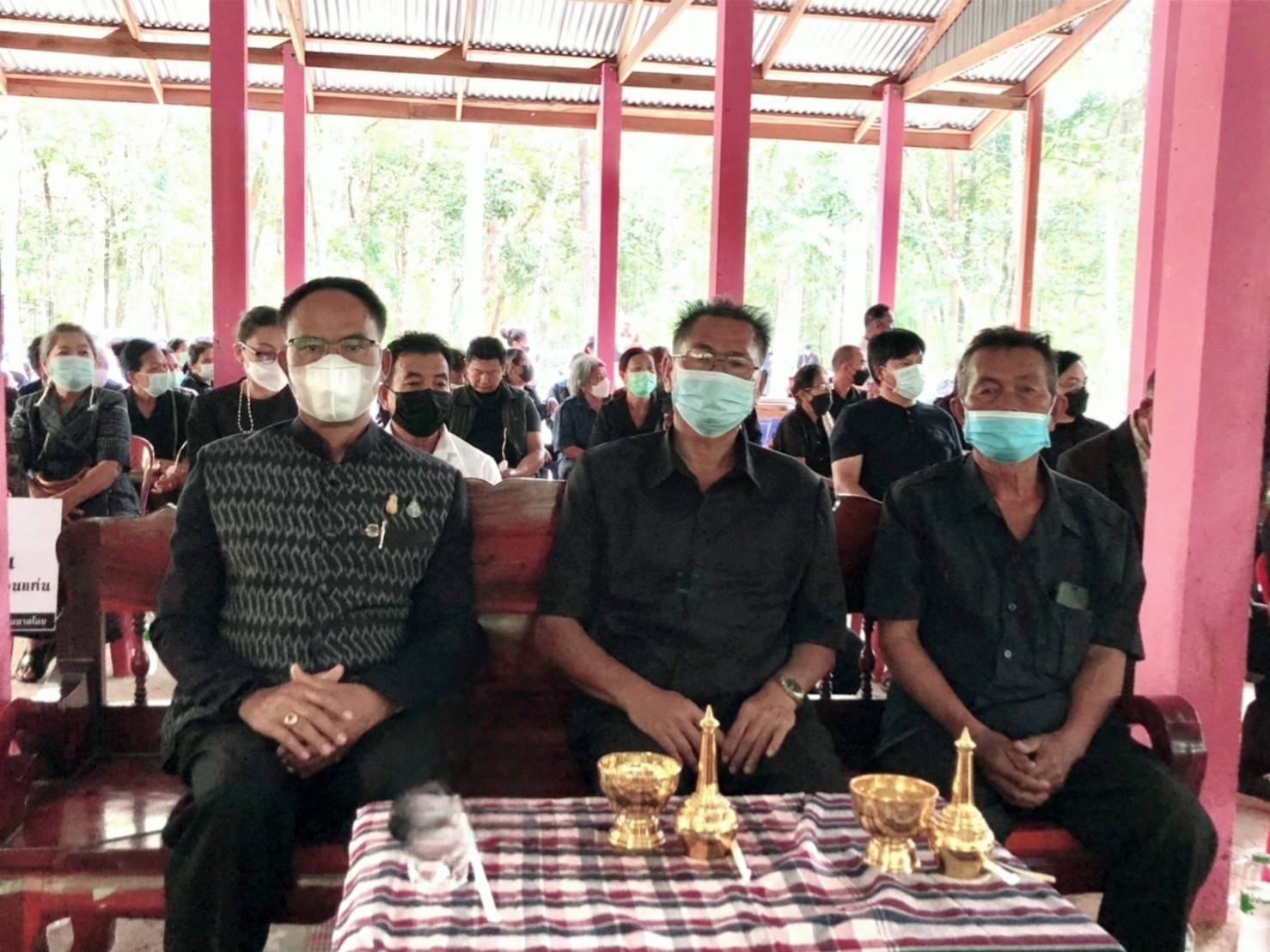 พช.ขอนแก่น : เป็นประธานในพิธีบำเพ็ญกุศลทอดผ้าไตรบังสุกุลฌาปนกิจศพ คุณพ่อไมล์ อนุสุเรนทร์ บิดา นางสาวนกยูง อนุสุเรนทร์ นักวิชาการพัฒนาชุมชนชำนาญการ สำนักงานพัฒนาชุมชนอำเภอเปือยน้อย