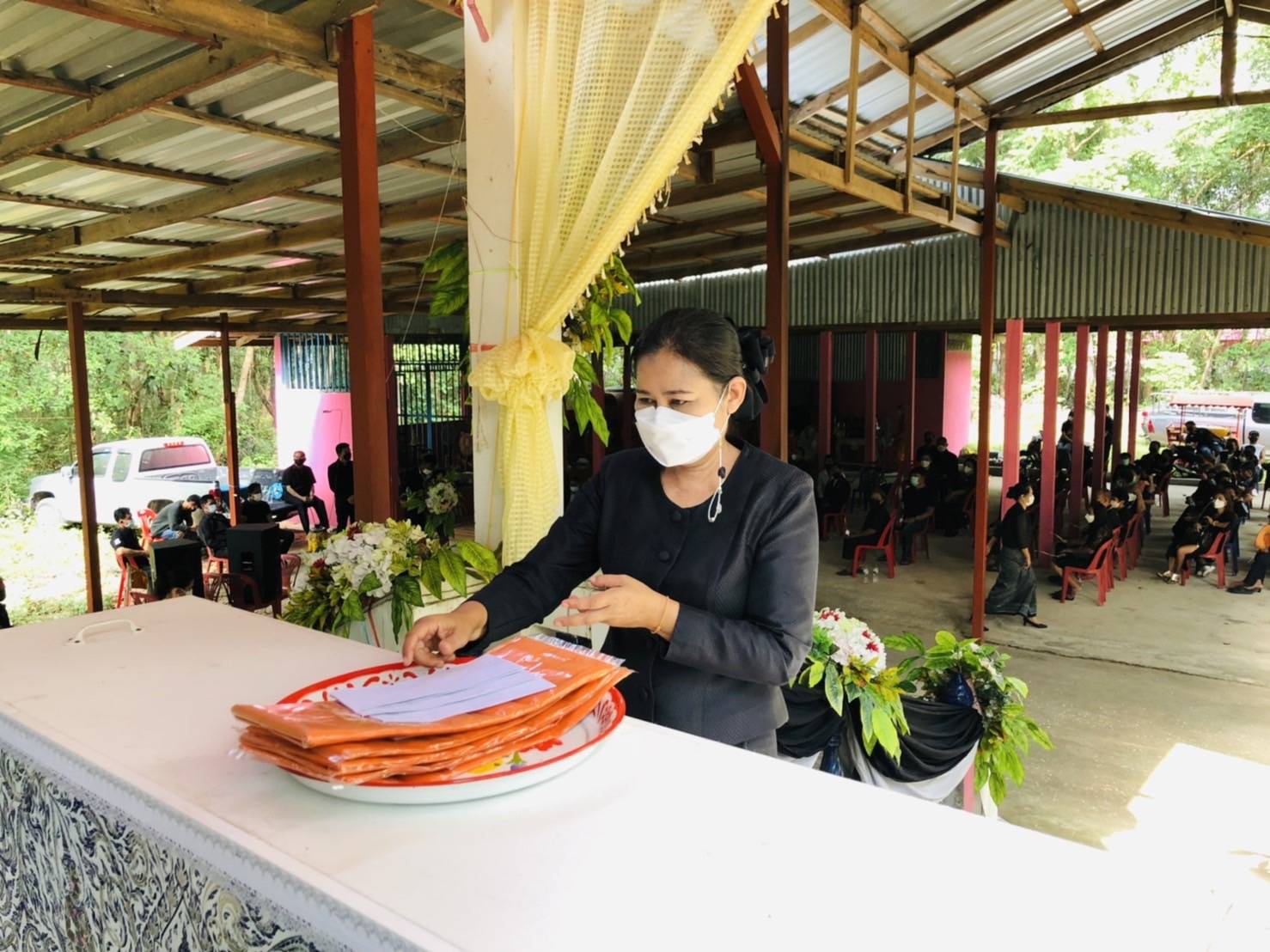 พช.ขอนแก่น : เป็นประธานในพิธีบำเพ็ญกุศลทอดผ้าไตรบังสุกุลฌาปนกิจศพ คุณพ่อไมล์ อนุสุเรนทร์ บิดา นางสาวนกยูง อนุสุเรนทร์ นักวิชาการพัฒนาชุมชนชำนาญการ สำนักงานพัฒนาชุมชนอำเภอเปือยน้อย