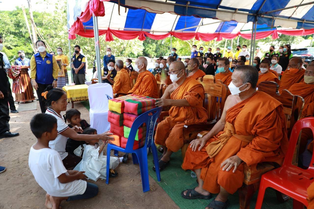 จังหวัดขอนแก่น : ผู้ว่าราชการจังหวัดขอนแก่น (นายไกรสร กองฉลาด) ส่งมอบบ้านให้กับครัวเรือนยากจนเป้าหมาย TPMAP “บ้านพลังบวร คนบ้านฝาง สร้างสุขเกื้อกูล” ตามนโยบายขับเคลื่อนการขจัดความยากจนและพัฒนาคนทุกช่วงวัยอย่างยั่งยืนตามหลักปรัชญาของเศรษฐกิจพอเพียง จังหวัดขอนแก่น ในพื้นที่อำเภอบ้านฝาง