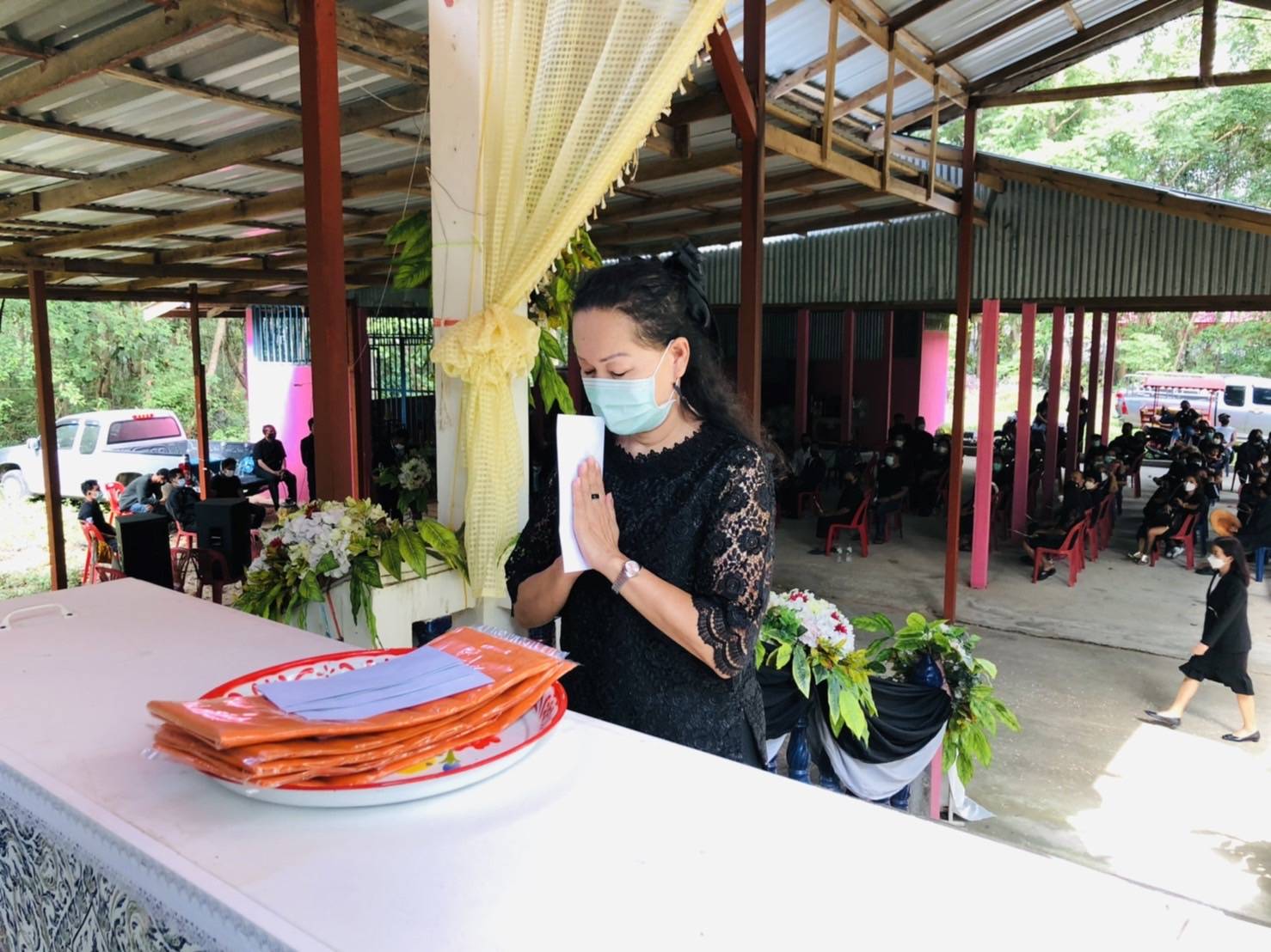 พช.ขอนแก่น : เป็นประธานในพิธีบำเพ็ญกุศลทอดผ้าไตรบังสุกุลฌาปนกิจศพ คุณพ่อไมล์ อนุสุเรนทร์ บิดา นางสาวนกยูง อนุสุเรนทร์ นักวิชาการพัฒนาชุมชนชำนาญการ สำนักงานพัฒนาชุมชนอำเภอเปือยน้อย