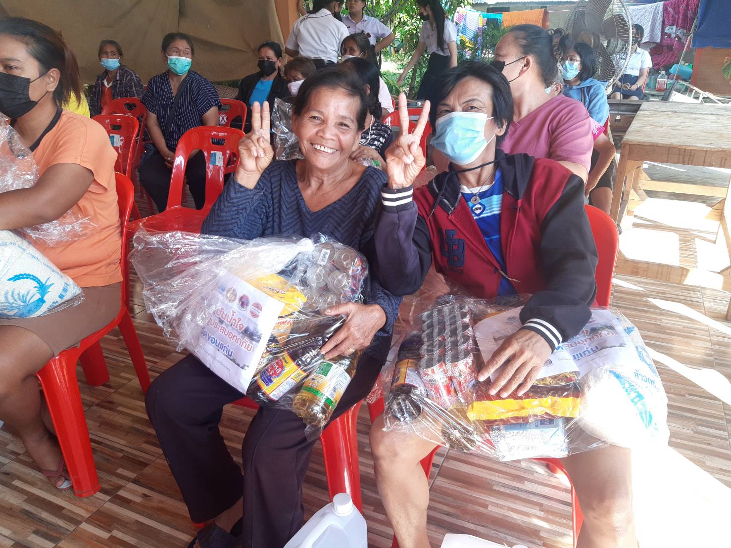 จังหวัดขอนแก่น : ขานรับนโยบายรัฐบาล จับมือ กอช.ลงพื้นที่ช่วยเหลือผู้ประสบอุทกภัยมอบถุงยังชีพให้กับประชาชนที่ได้รับความเดือดร้อนในพื้นที่อำเภอเมืองขอนแก่น