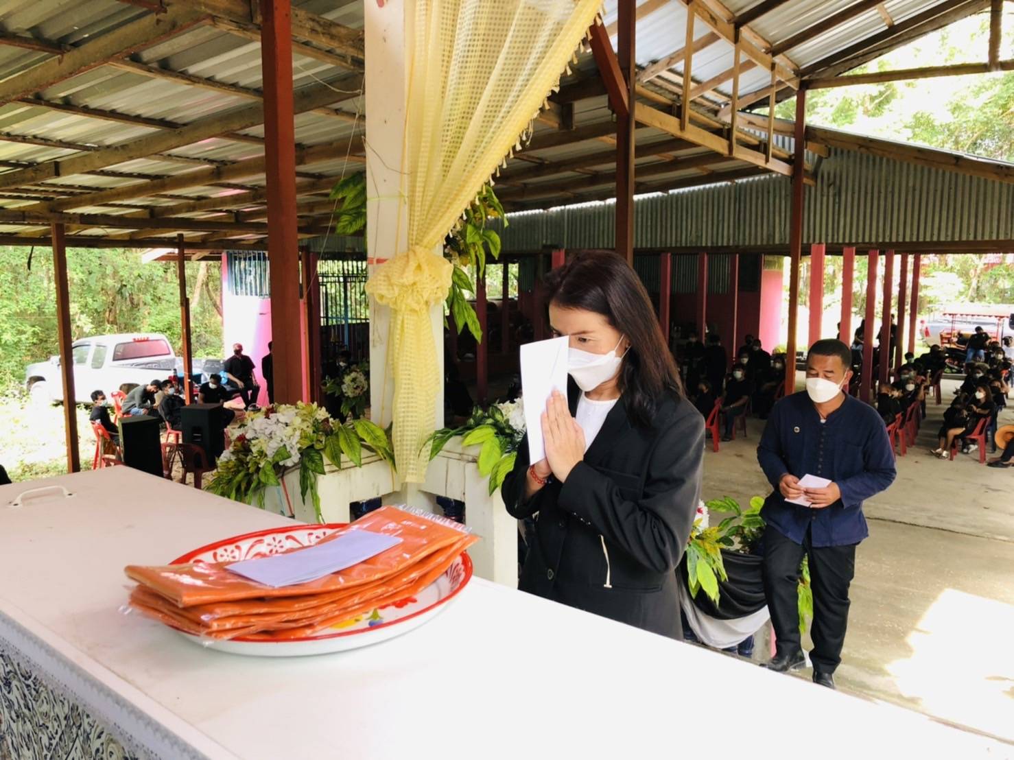 พช.ขอนแก่น : เป็นประธานในพิธีบำเพ็ญกุศลทอดผ้าไตรบังสุกุลฌาปนกิจศพ คุณพ่อไมล์ อนุสุเรนทร์ บิดา นางสาวนกยูง อนุสุเรนทร์ นักวิชาการพัฒนาชุมชนชำนาญการ สำนักงานพัฒนาชุมชนอำเภอเปือยน้อย