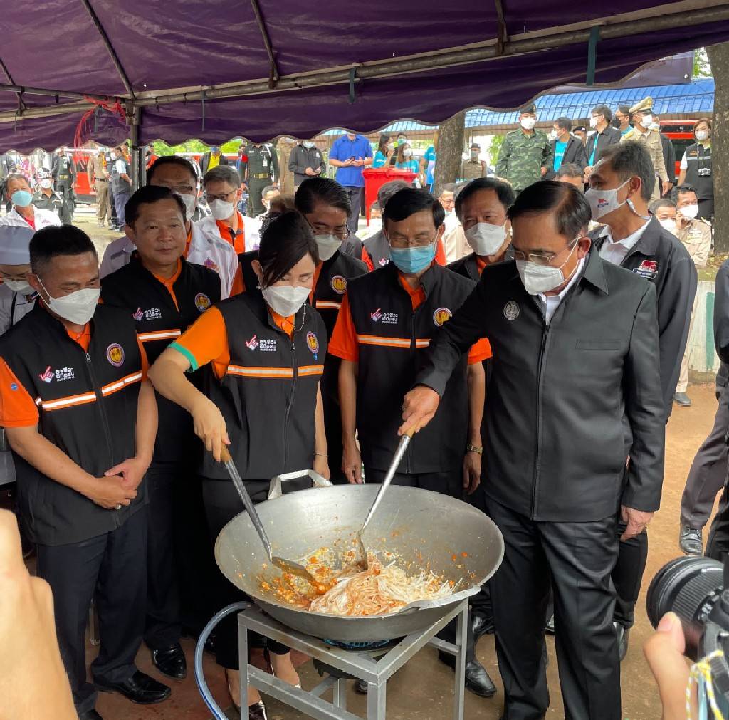 จังหวัดขอนแก่น :  นายกรัฐมนตรี (พล.อ.ประยุทธ์ จันทร์โอชา) ลงพื้นที่ขอนแก่น ตรวจสถานการณ์น้ำท่วม เยี่ยมผู้ประสบภัย