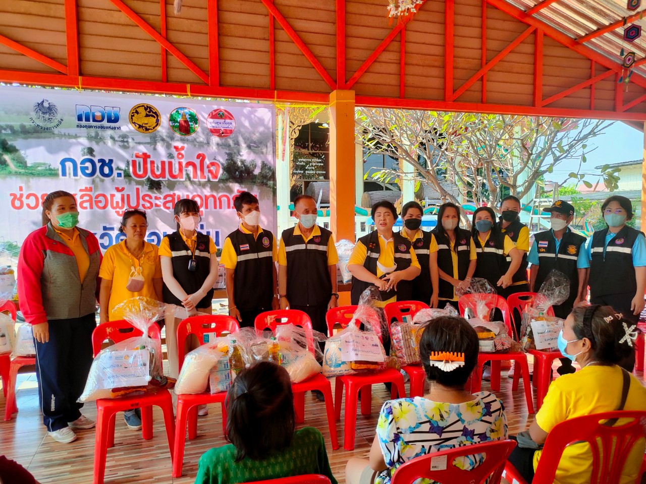 จังหวัดขอนแก่น : ขานรับนโยบายรัฐบาล จับมือ กอช.ลงพื้นที่ช่วยเหลือผู้ประสบอุทกภัยมอบถุงยังชีพให้กับประชาชนที่ได้รับความเดือดร้อนในพื้นที่อำเภอเมืองขอนแก่น
