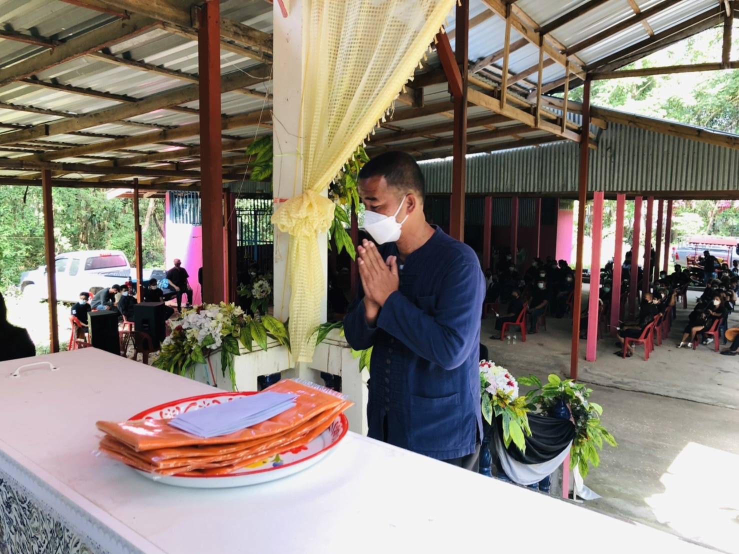 พช.ขอนแก่น : เป็นประธานในพิธีบำเพ็ญกุศลทอดผ้าไตรบังสุกุลฌาปนกิจศพ คุณพ่อไมล์ อนุสุเรนทร์ บิดา นางสาวนกยูง อนุสุเรนทร์ นักวิชาการพัฒนาชุมชนชำนาญการ สำนักงานพัฒนาชุมชนอำเภอเปือยน้อย