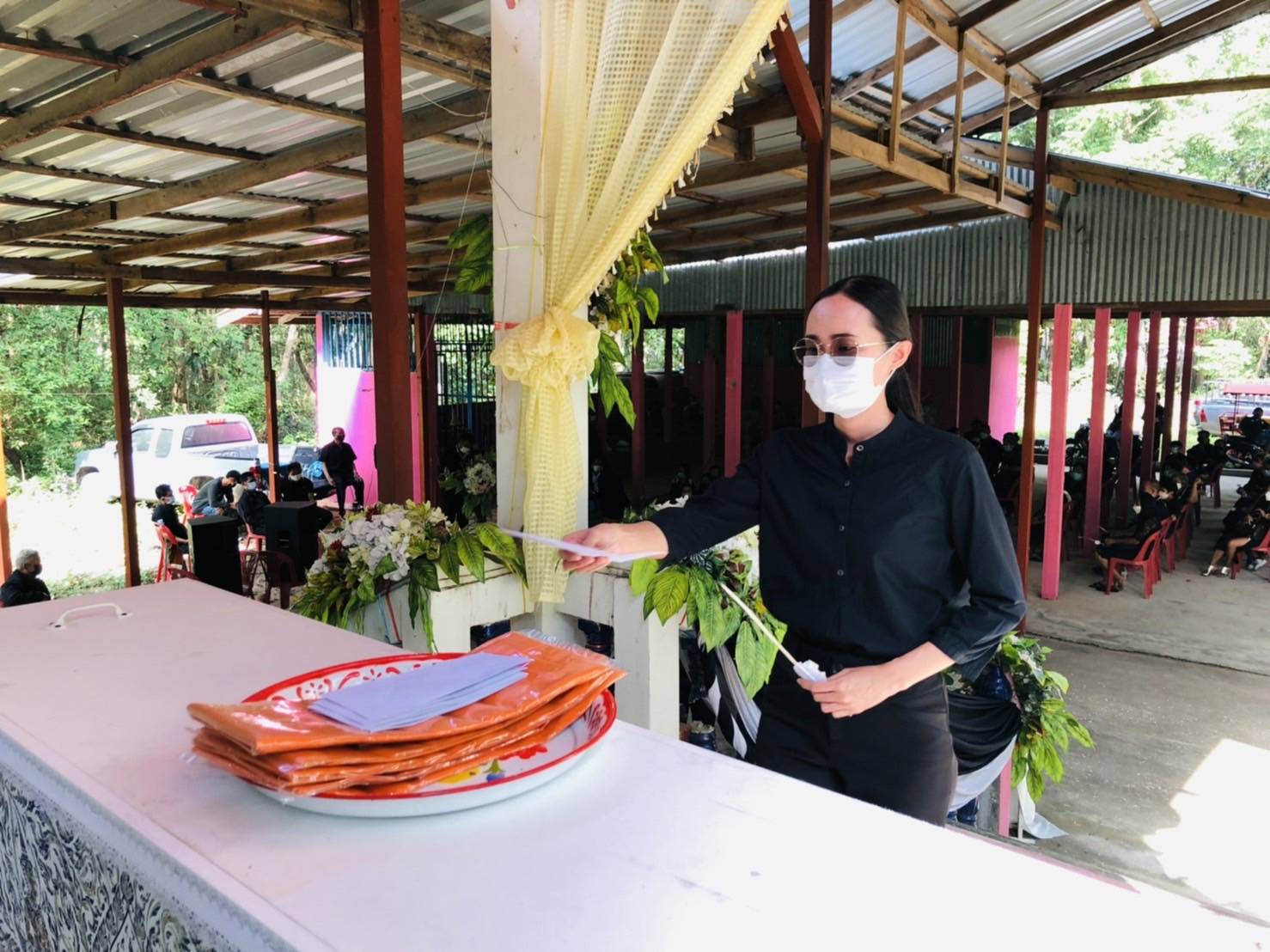 พช.ขอนแก่น : เป็นประธานในพิธีบำเพ็ญกุศลทอดผ้าไตรบังสุกุลฌาปนกิจศพ คุณพ่อไมล์ อนุสุเรนทร์ บิดา นางสาวนกยูง อนุสุเรนทร์ นักวิชาการพัฒนาชุมชนชำนาญการ สำนักงานพัฒนาชุมชนอำเภอเปือยน้อย