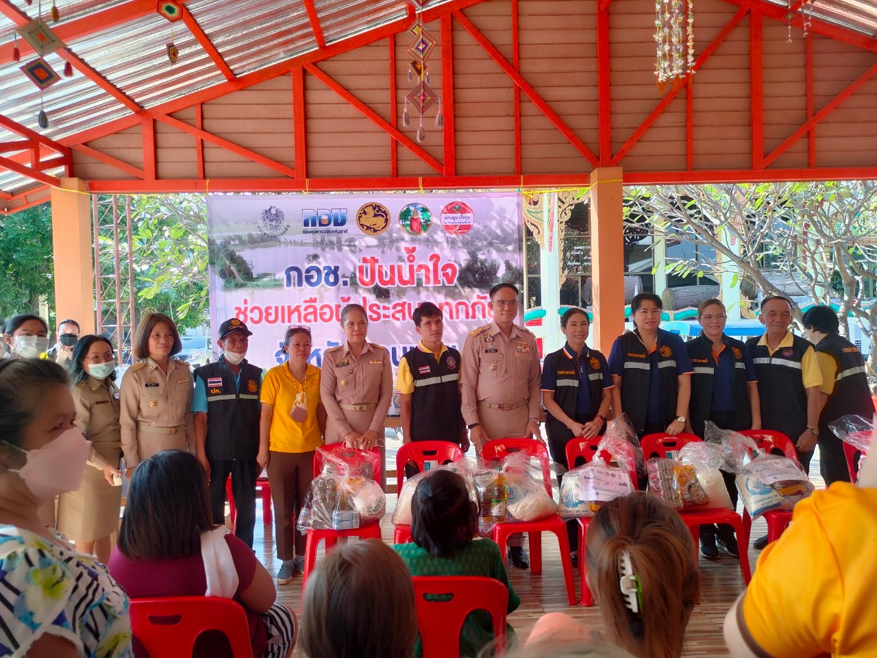จังหวัดขอนแก่น : ขานรับนโยบายรัฐบาล จับมือ กอช.ลงพื้นที่ช่วยเหลือผู้ประสบอุทกภัยมอบถุงยังชีพให้กับประชาชนที่ได้รับความเดือดร้อนในพื้นที่อำเภอเมืองขอนแก่น