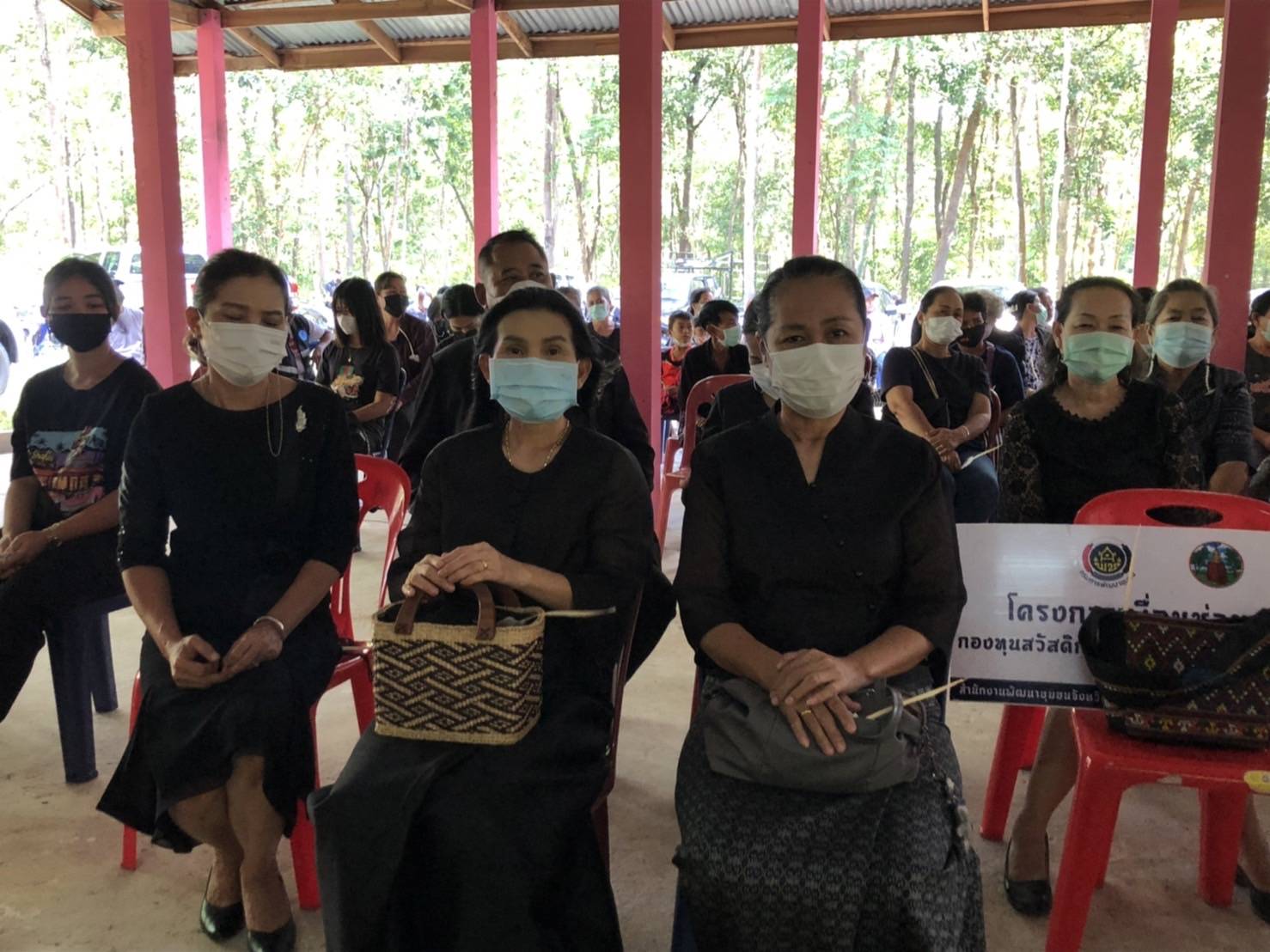 พช.ขอนแก่น : เป็นประธานในพิธีบำเพ็ญกุศลทอดผ้าไตรบังสุกุลฌาปนกิจศพ คุณพ่อไมล์ อนุสุเรนทร์ บิดา นางสาวนกยูง อนุสุเรนทร์ นักวิชาการพัฒนาชุมชนชำนาญการ สำนักงานพัฒนาชุมชนอำเภอเปือยน้อย