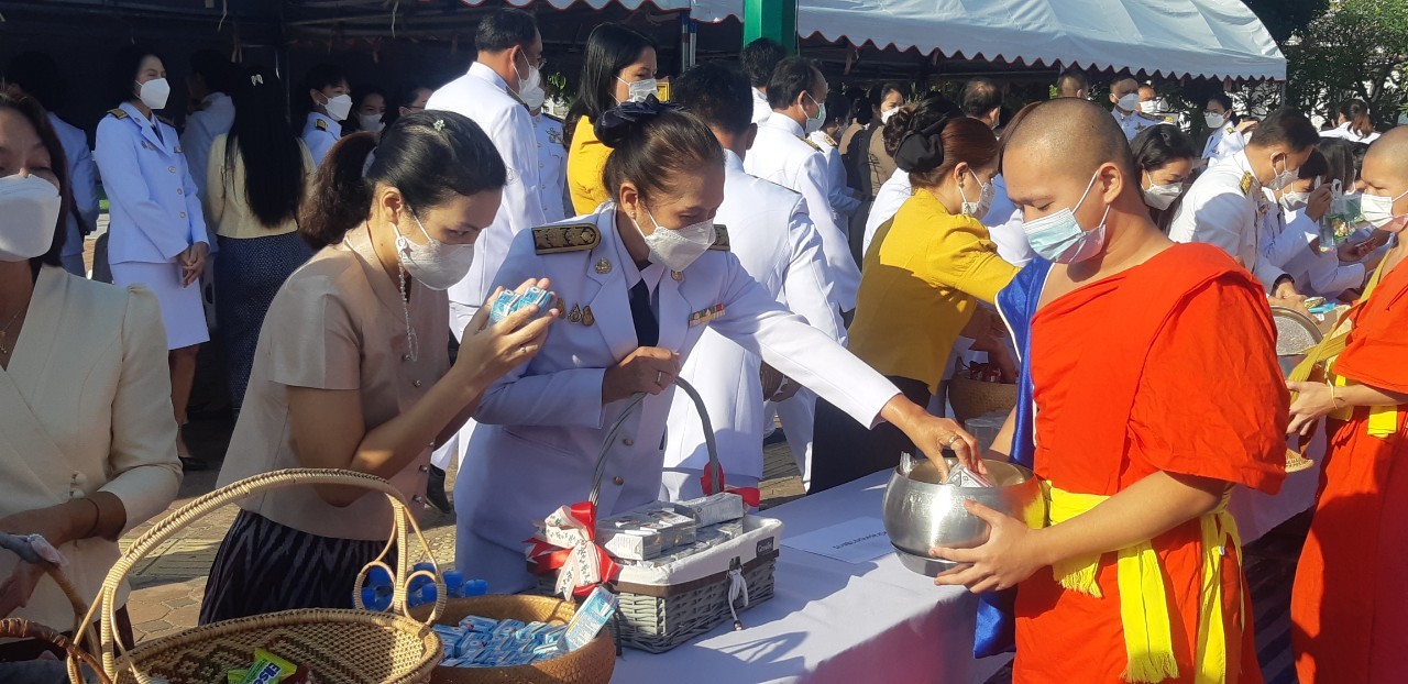 พช.ขอนแก่น : ร่วมพิธีทำบุญตักบาตรถวายพระราชกุศล เนื่องในวันคล้ายวันสวรรคตพระบาทสมเด็จพระบรมชนกาธิเบศรมหาภูมิพลอดุลยเดชมหาราช บรมนาถบพิตร 13 ตุลาคม 2565